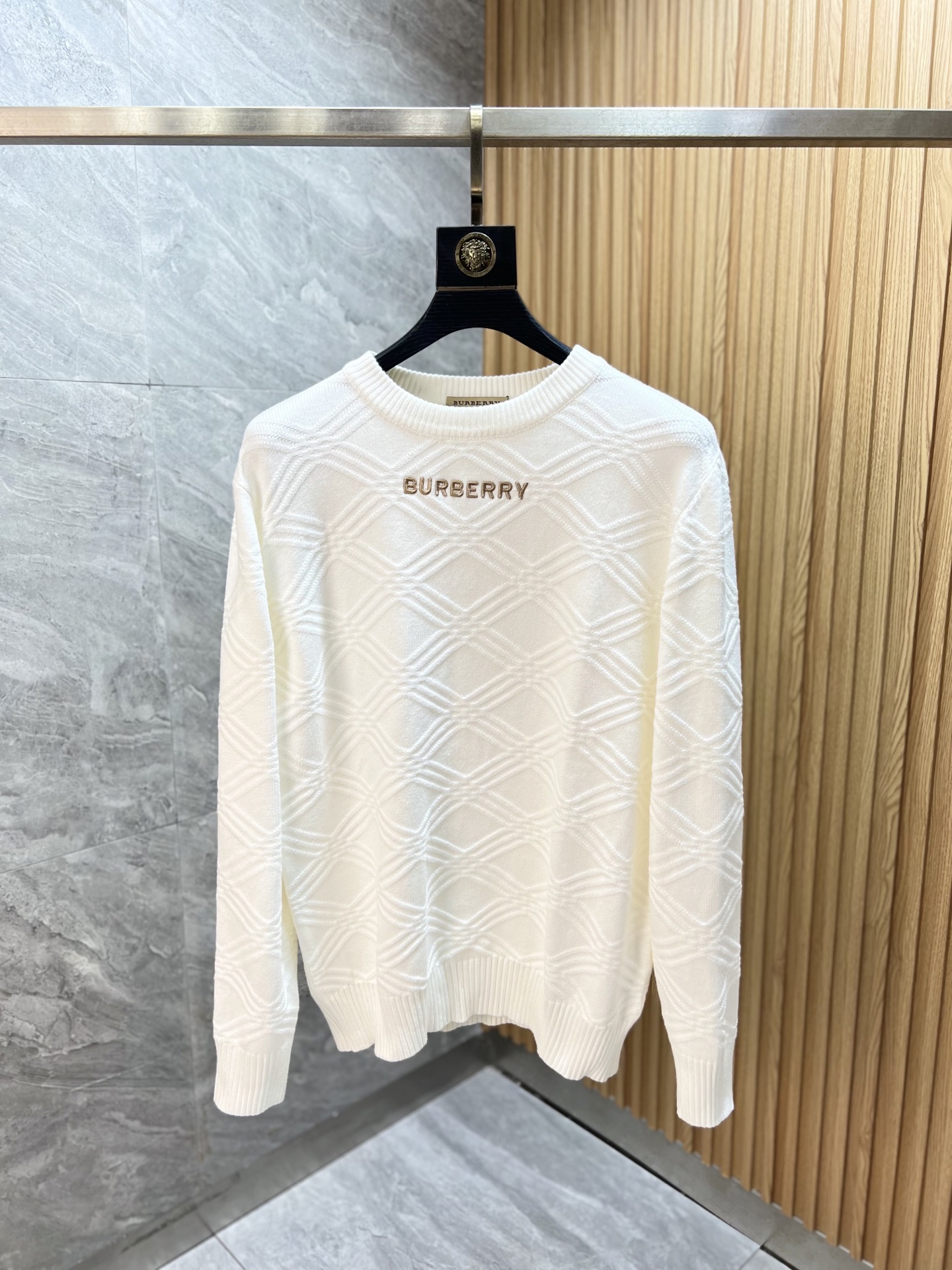 NO:571493,Burberry/Burberry 2025 new autumn and winter new products, complete with three labels, round neck sweater, good product, no need to introduce too much, look at the details, counter size M-XXXL /140 recommended L,, burberry, burberry, sweaters, alexander wang19860909Burberry/巴宝莉 2025年秋冬新品上新 三标齐全 圆领毛衣 好货不用过多介绍 看细节 专柜码数M-XXXL /140建议L,,burberry,burberry,sweaters,alexander wang,Men's clothing