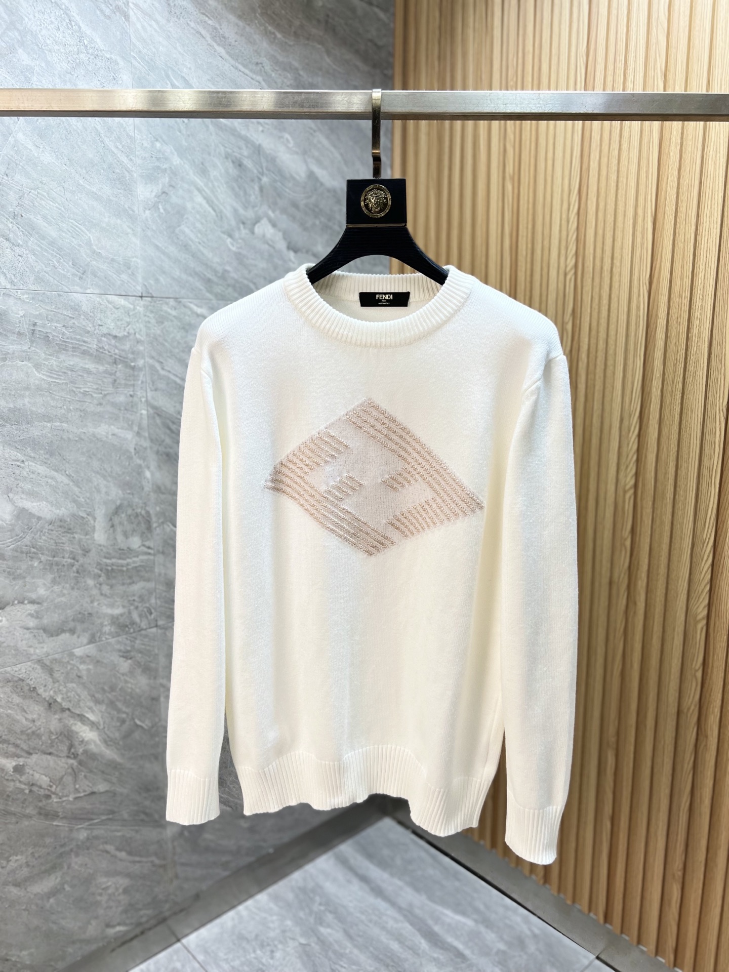NO:571496,Fendi/Fendi 2025 autumn and winter new products, complete with three labels, round neck sweater, good product, no need to introduce too much, look at the details, counter size M-XXXL /140, recommended L,, fendi, fendi, sweaters, alexander wang19860909Fendi/芬迪 2025年秋冬新品上新 三标齐全 圆领毛衣 好货不用过多介绍 看细节 专柜码数M-XXXL /140建议L,,fendi,fendi,sweaters,alexander wang,Men's clothing