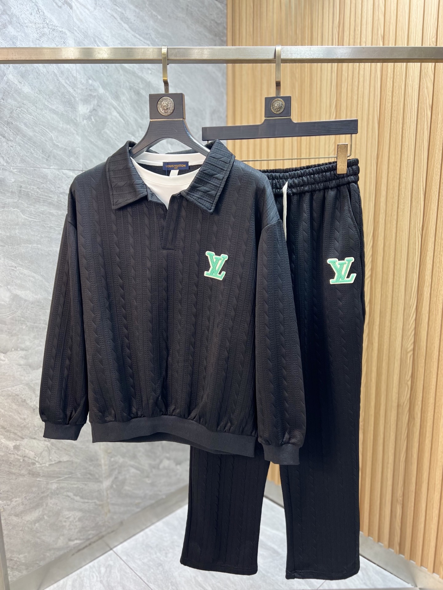 NO:571477,LV/Louis Vuitton 2025 autumn and winter new products, complete with three standards, casual fashion suits, good products, no need to introduce too much, look at the details, counter size M-XXXXL 175/140 upper body recommended L,, louis vuitton, louis vuitton, alexander wang19860909LV/路易威登 2025秋冬新品 三标齐全 休闲时尚套装 好货不用过多介绍 看细节 专柜码数M-XXXXL 175/140上身建议L,,louis vuitton,louis vuitton,alexander wang,Men's clothing