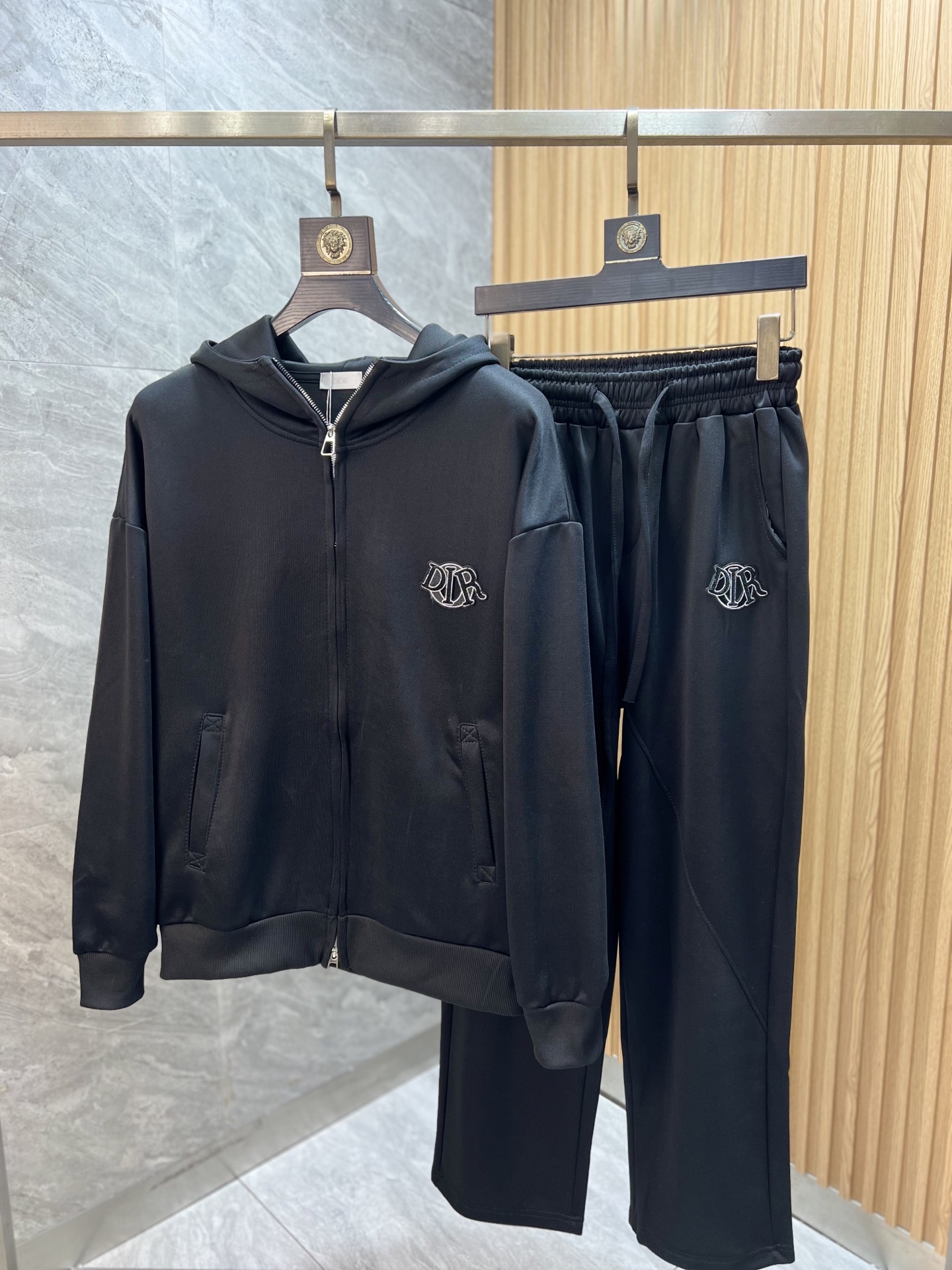 NO:571480,Dior/Dior 2025 autumn and winter new products, complete with three standards, casual and fashionable suits, good products, no need to introduce too much, look at the details, counter size M-XXXXL 175/140 upper body recommended L,, dior, dior, alexander wang19860909Dior/迪奥 2025秋冬新品 三标齐全 休闲时尚套装 好货不用过多介绍 看细节 专柜码数M-XXXXL 175/140上身建议L,,dior,dior,alexander wang,Men's clothing
