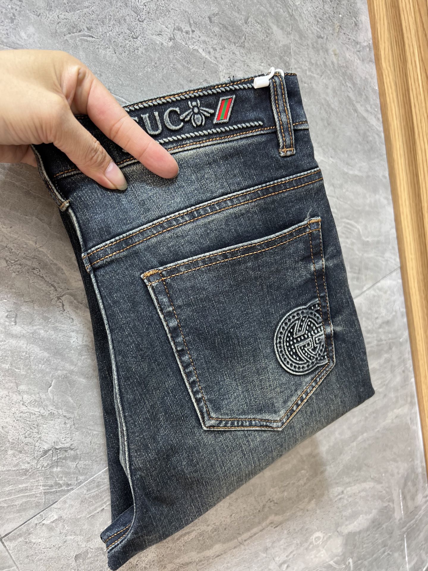 NO:596985,Gucci/Gucci 2025 autumn and winter new products, complete with three labels, jeans, good products, no need to introduce too much, look at the details, counter size 29-38/140 upper body size 32,,gucci,jeans,alexander wang19860909Gucci/古奇 2025秋冬新品 三标齐全 牛仔裤 好货不用过多介绍 看细节 专柜码数29-38 /140上身32码,,gucci,jeans,alexander wang,Men's clothing