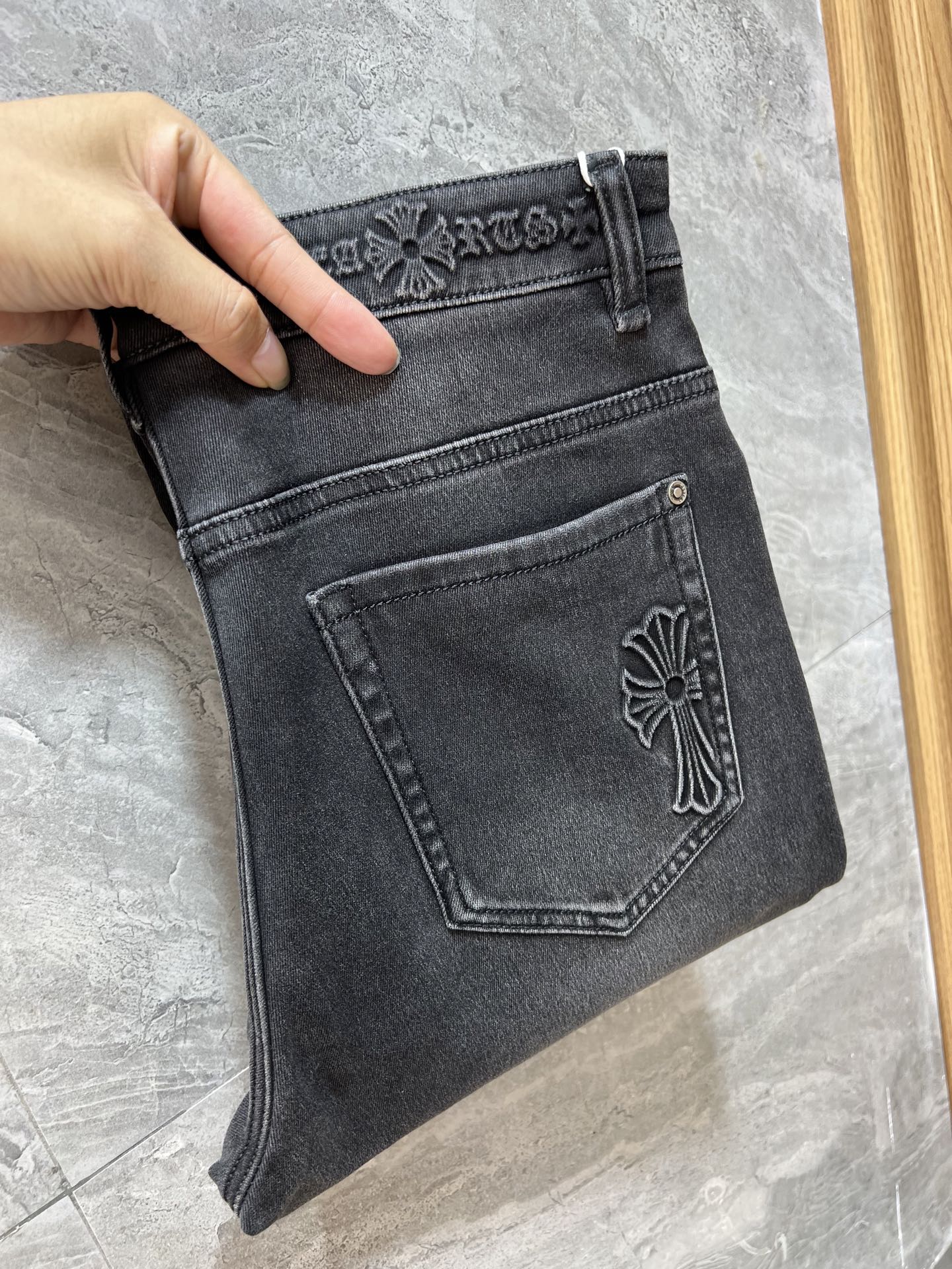 NO:596995,Ch/Chrome Hearts 2025 autumn and winter new products, complete with three labels, jeans, good products, no need to introduce too much, look at the details, counter size 29-38/140 upper body size 32,,chrome hearts,jeans,alexander wang19860909Ch/克罗心 2025秋冬新品 三标齐全 牛仔裤 好货不用过多介绍 看细节 专柜码数29-38 /140上身32码,,chrome hearts,jeans,alexander wang,Men's clothing