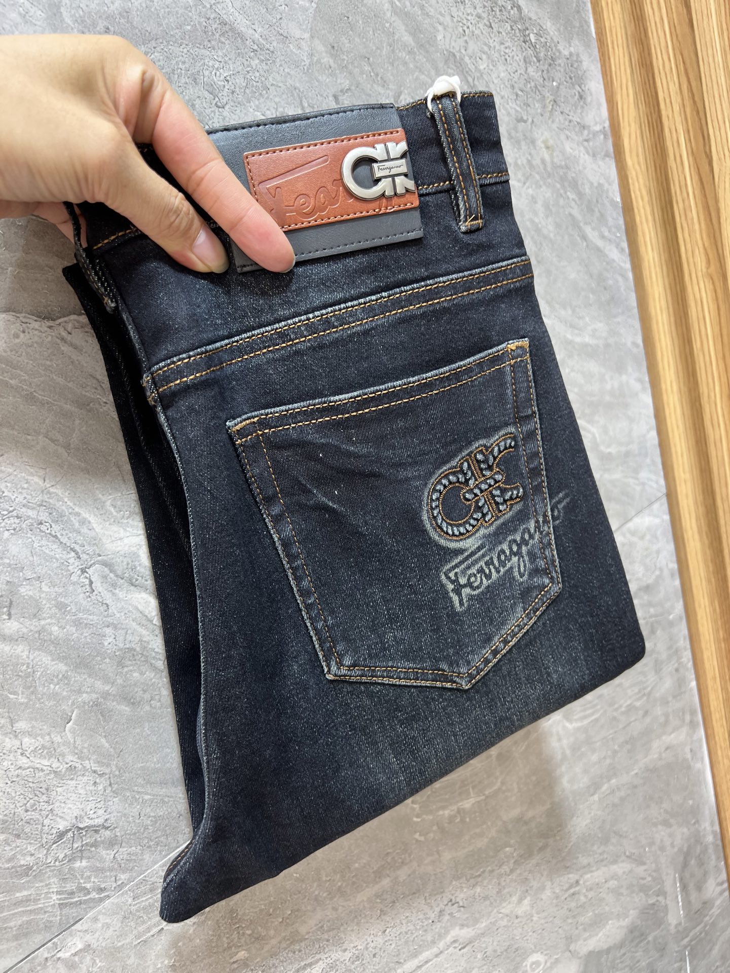 NO:596997,SF/Ferragamo 2025 autumn and winter new products, complete with three labels, jeans, good products, no need to introduce too much, look at the details, counter size 29-38/140 upper body size 32,,ferragamo,jeans,alexander wang19860909SF/菲拉格慕 2025秋冬新品 三标齐全 牛仔裤 好货不用过多介绍 看细节 专柜码数29-38 /140上身32码,,ferragamo,jeans,alexander wang,Men's clothing