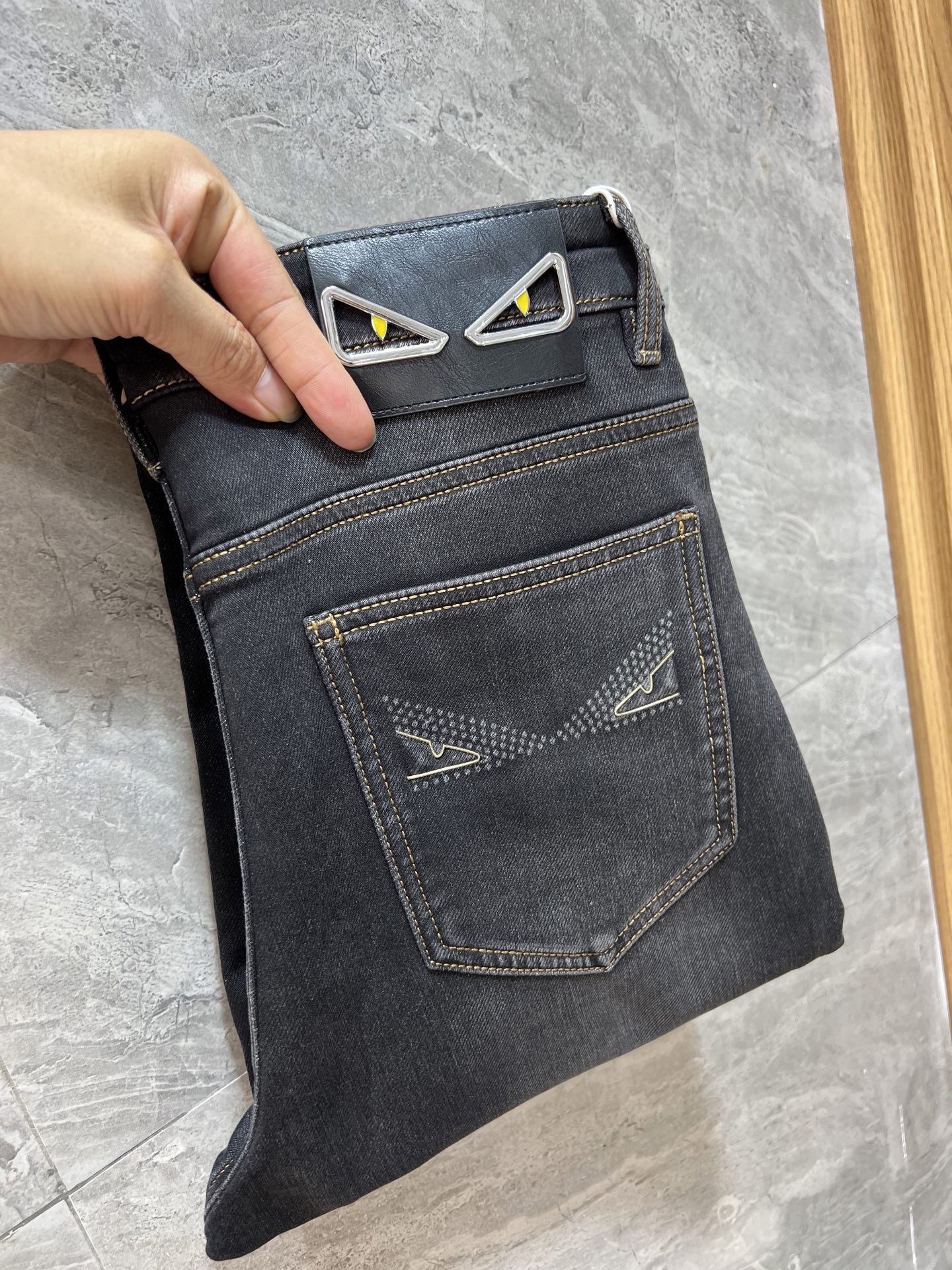 NO:596999,Fendi/Fendi 2025 autumn and winter new products, complete with three labels, jeans, good products, no need to introduce too much, look at the details, counter size 29-38/140 upper body size 32,,fendi,fendi,jeans,alexander wang19860909Fendi/芬迪 2025秋冬新品 三标齐全 牛仔裤 好货不用过多介绍 看细节 专柜码数29-38 /140上身32码,,fendi,fendi,jeans,alexander wang,Men's clothing