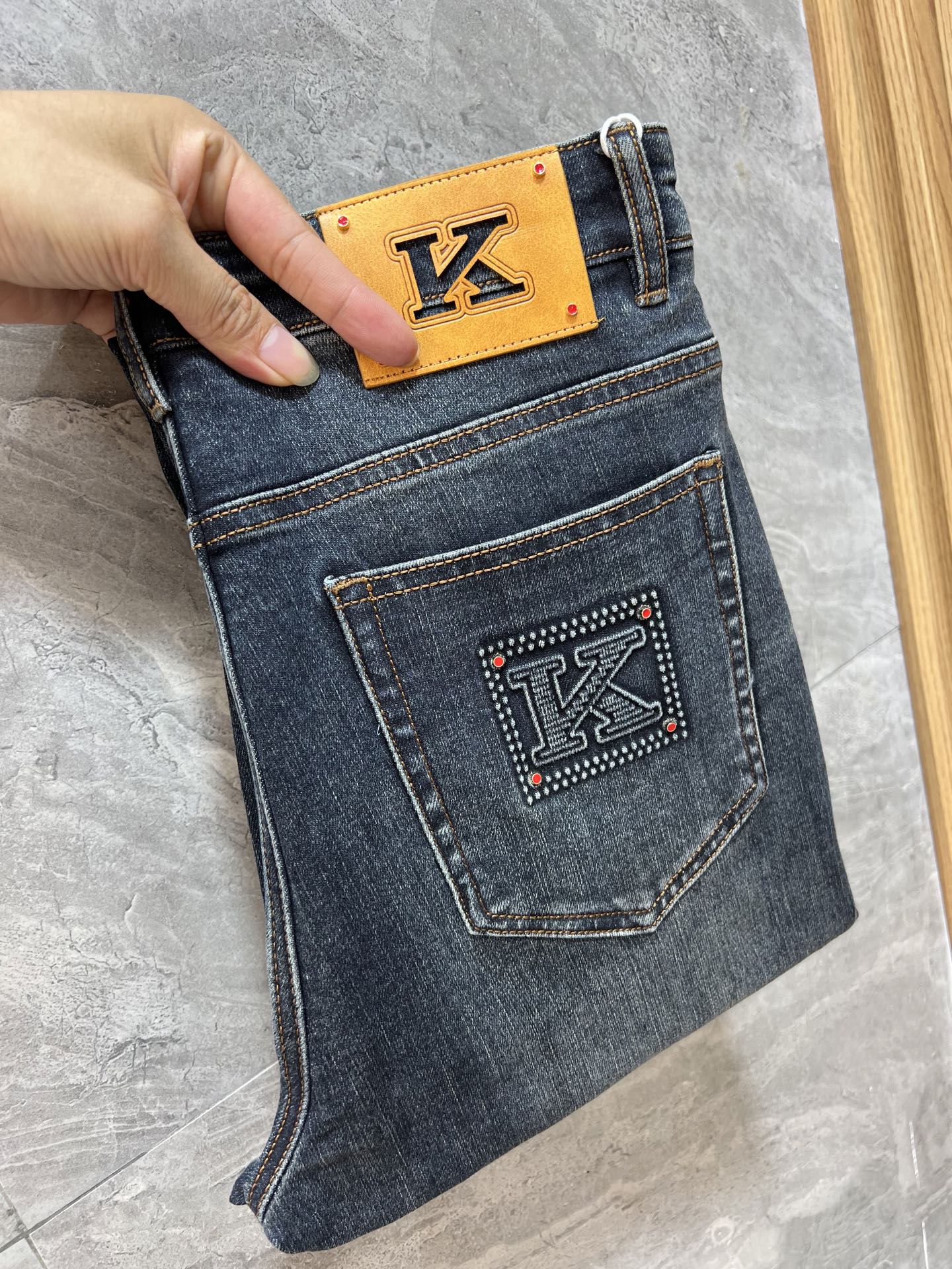 NO:597003,Kitno 2025 autumn and winter new products, complete with three labels, jeans, good products, no need to introduce too much, look at the details, counter size 29-38/140, upper body size 32,,jeans,alexander wang19860909Kitno 2025秋冬新品 三标齐全 牛仔裤 好货不用过多介绍 看细节 专柜码数29-38 /140上身32码,,jeans,alexander wang,Men's clothing