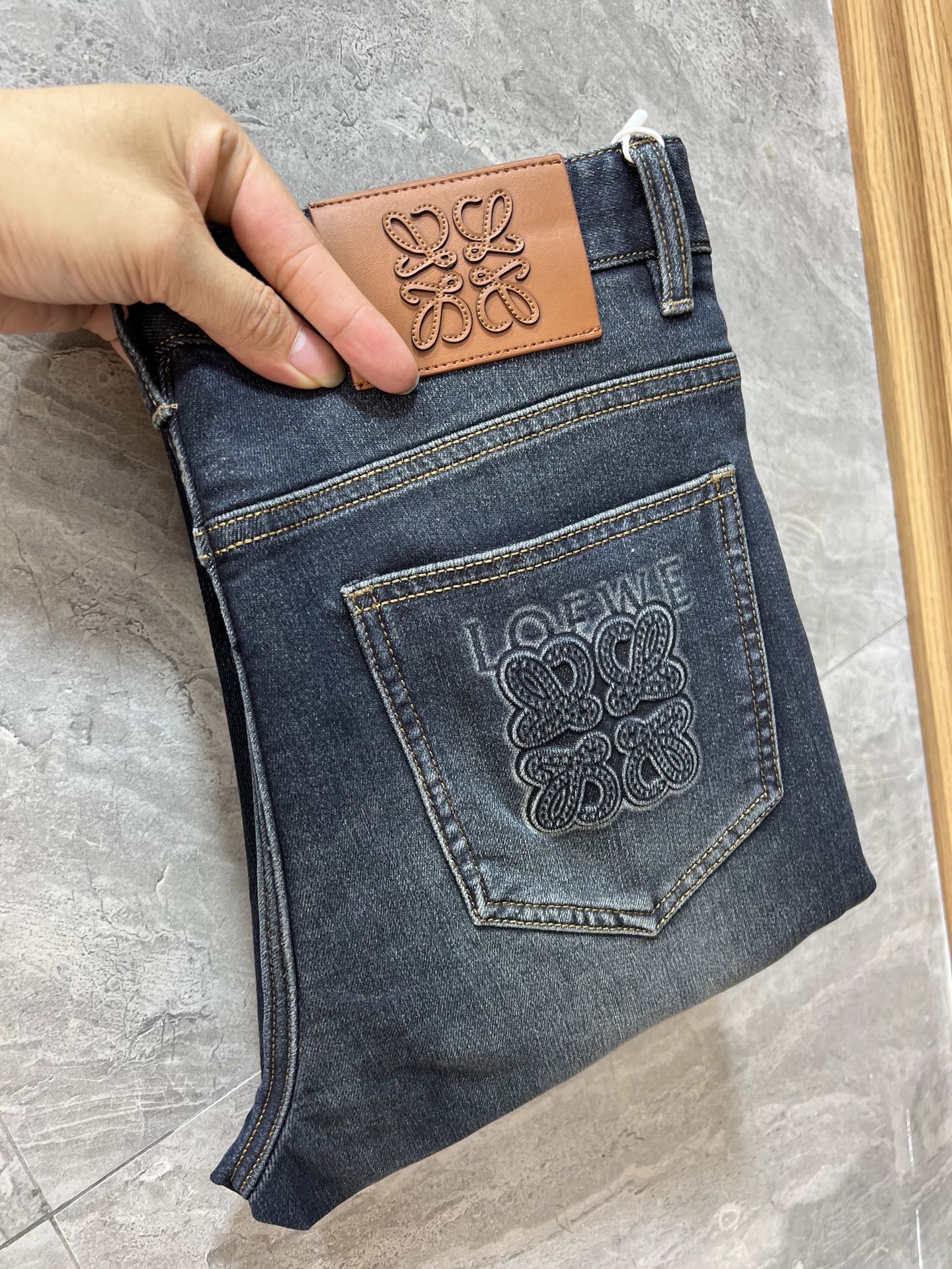 NO:652135,Loewe/Luoyiwei 2025 autumn and winter new products, complete with three labels, jeans, good products, no need to introduce too much, look at the details, counter size 29-38/140 upper body size 32,,loewe,loewe,jeans,alexander wang19860909Loewe/罗意威 2025秋冬新品 三标齐全 牛仔裤 好货不用过多介绍 看细节 专柜码数29-38 /140上身32码,,loewe,loewe,jeans,alexander wang,Men's clothing