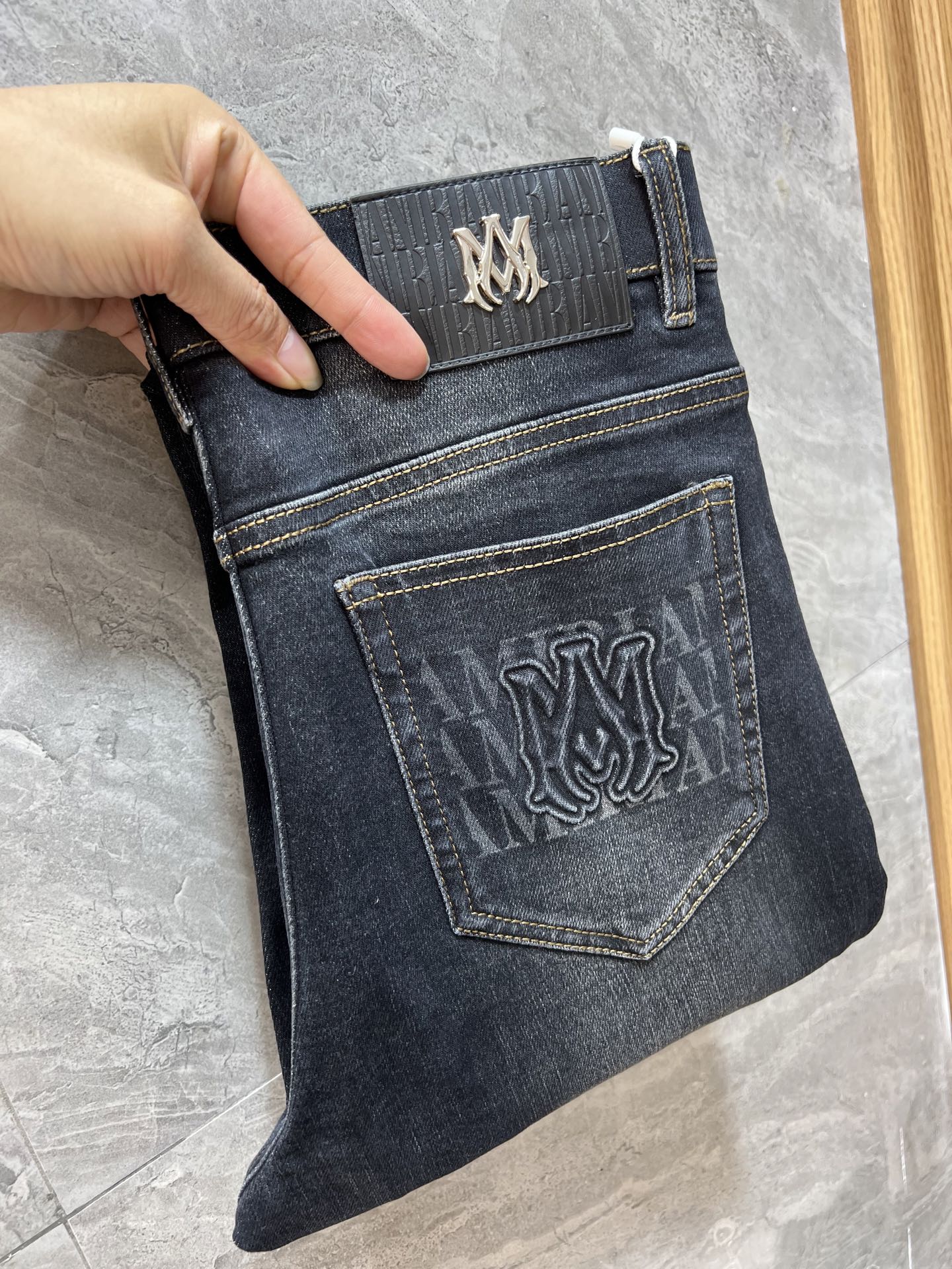 NO:652141,Armani/Armani 2025 autumn and winter new products, complete with three labels, jeans, good products, no need to introduce too much, look at the details, counter size 29-38/140, upper body size 32,,armani,armani,jeans,alexander wang19860909Armani/阿玛尼 2025秋冬新品 三标齐全 牛仔裤 好货不用过多介绍 看细节 专柜码数29-38 /140上身32码,,armani,armani,jeans,alexander wang,Men's clothing