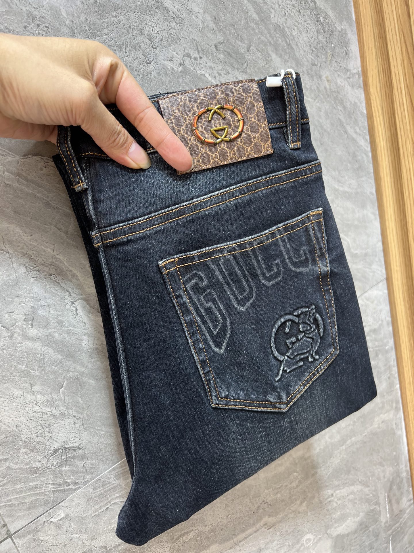 NO:652153,Gucci/Gucci 2025 autumn and winter new products, complete with three labels, jeans, good products, no need to introduce too much, look at the details, counter size 29-38/140 upper body size 32,,gucci,jeans,alexander wang19860909Gucci/古奇 2025秋冬新品 三标齐全 牛仔裤 好货不用过多介绍 看细节 专柜码数29-38 /140上身32码,,gucci,jeans,alexander wang,Men's clothing