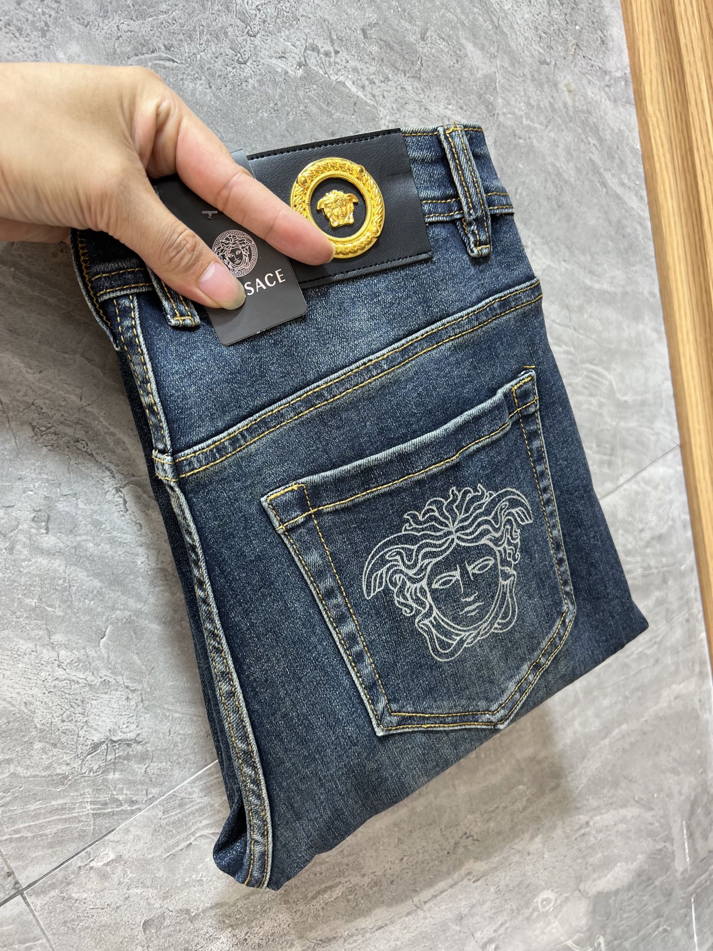 NO:572377,Versace/Versace 2025 autumn and winter new products, complete with three labels, jeans, good products, no need to introduce too much, look at the details, counter size 28-38, 175/140, upper body size 32,,versace,versace,jeans,alexander wang19860909Versace/范思哲 2025秋冬新品 三标齐全 牛仔裤 好货不用过多介绍 看细节 专柜码数28-38 175/140上身32码,,versace,versace,jeans,alexander wang,Men's clothing