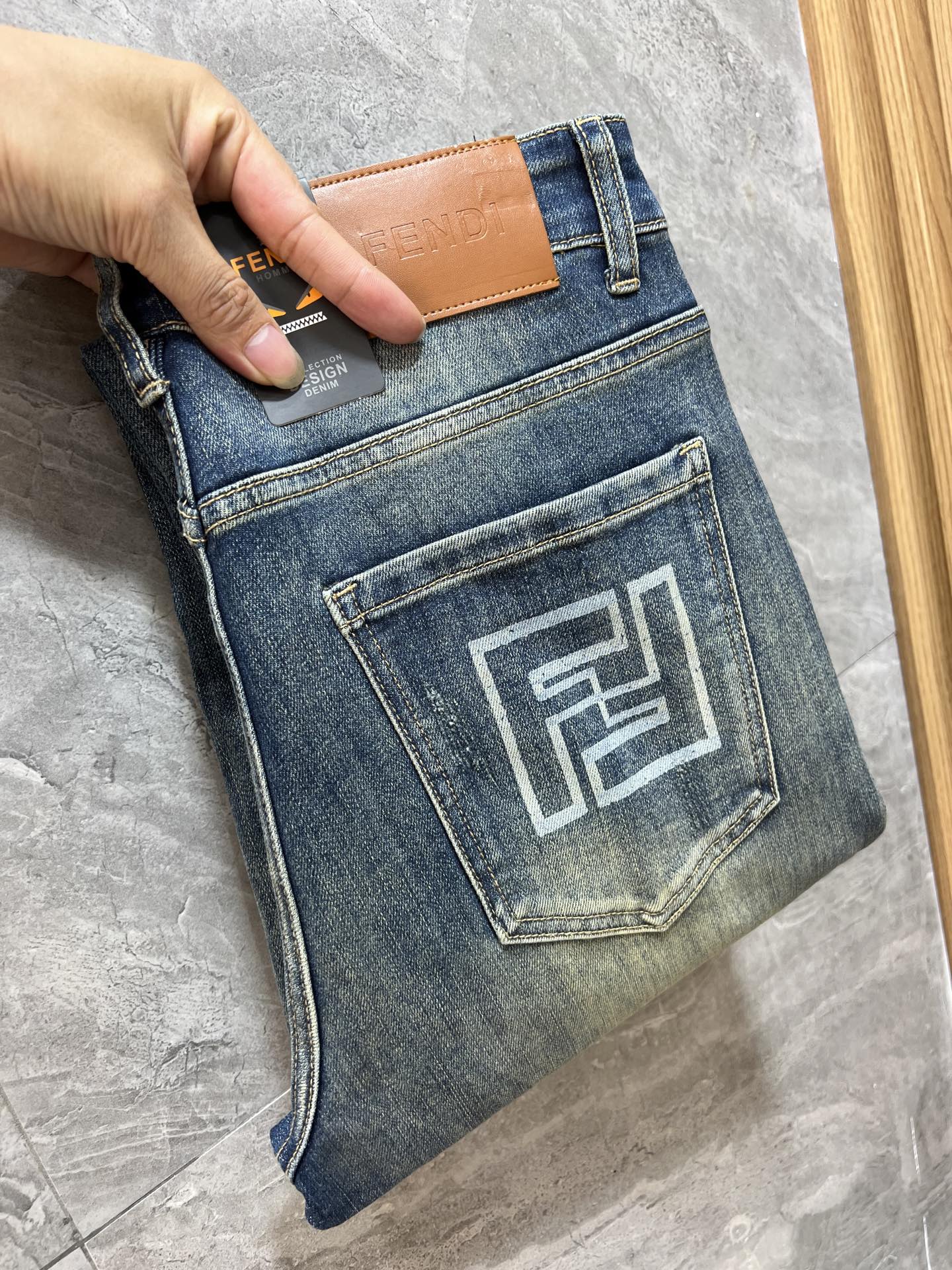 NO:572386,Fendi/Fendi 2025 autumn and winter new products, complete with three labels, jeans, good products, no need to introduce too much, look at the details, counter size 28-38, 175/140, upper body size 32,,fendi,fendi,jeans,alexander wang19860909Fendi/芬迪 2025秋冬新品 三标齐全 牛仔裤 好货不用过多介绍 看细节 专柜码数28-38 175/140上身32码,,fendi,fendi,jeans,alexander wang,Men's clothing