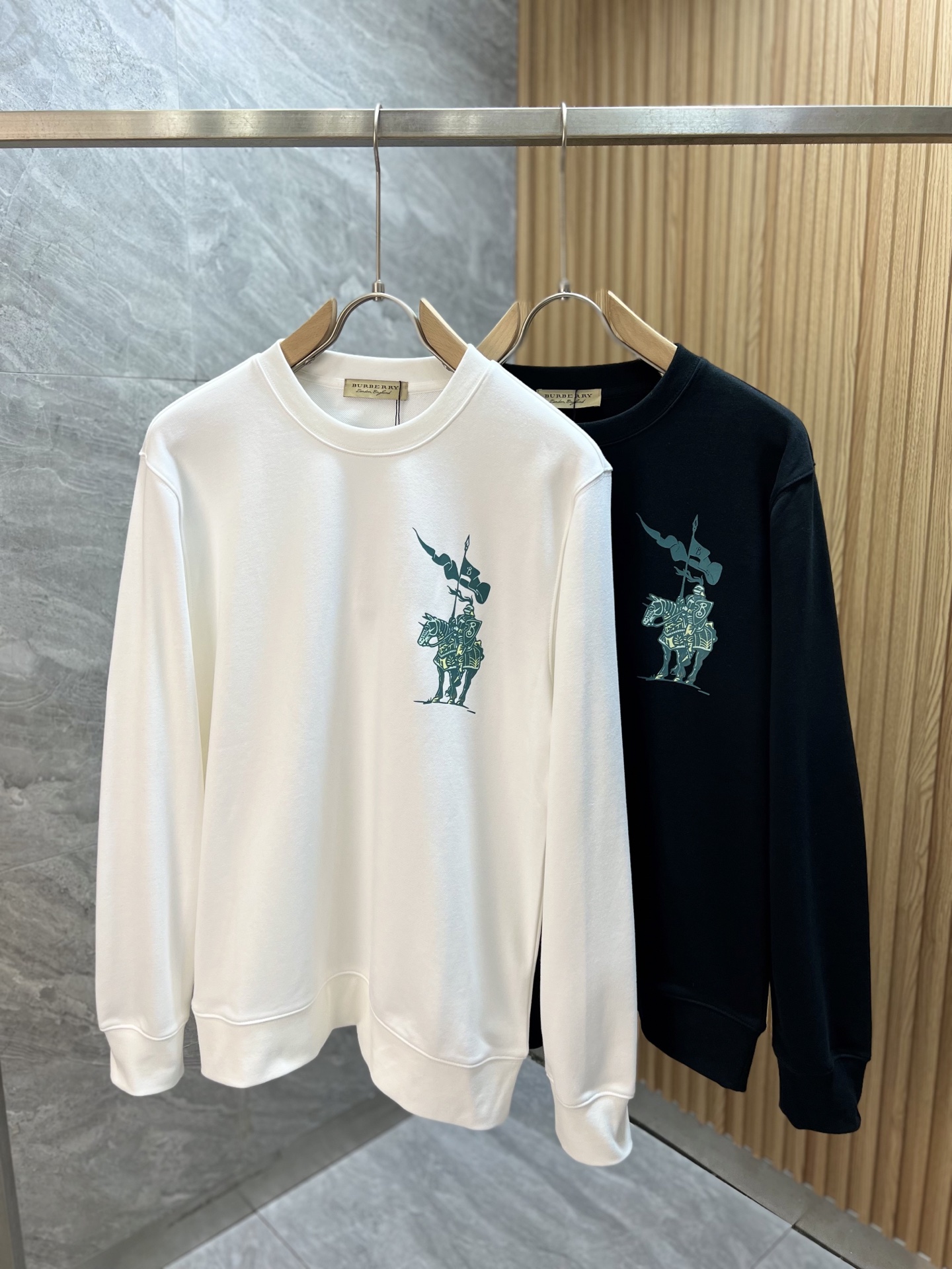 NO:572399,Burberry/Burberry 2025 autumn and winter new products, complete with three labels, round neck sweatshirt, good product, no need to introduce too much, look at the details, counter size M-XXL 175/140 recommended L,, burberry, burberry, hoodie, sweatshirts, alexander wang19860909Burberry/巴宝莉 2025秋冬新品 三标齐全 圆领卫衣 好货不用过多介绍 看细节 专柜码数 M-XXL 175/140建议L,,burberry,burberry,hoodie,sweatshirts,alexander wang,Men's clothing