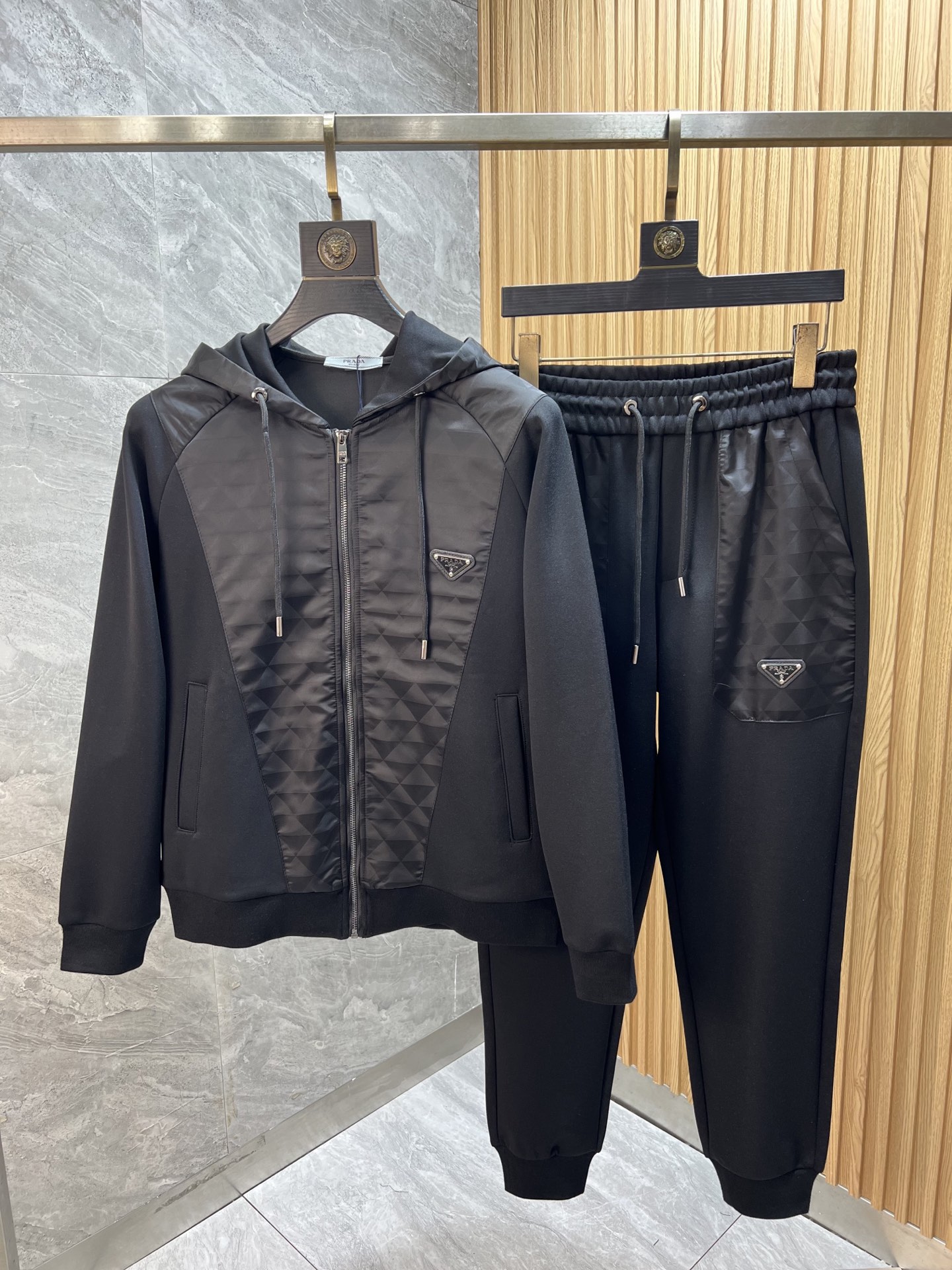 NO:572409,Prada/Prada 2025 autumn and winter new products, complete with three standards, casual fashion suits, good products, no need to introduce too much, look at the details, counter size M-XXXXL 175/140 upper body recommended L,, prada, prada, alexander wang19860909Prada/普拉达 2025秋冬新品 三标齐全 休闲时尚套装 好货不用过多介绍 看细节 专柜码数M-XXXXL 175/140上身建议L,,prada,prada,alexander wang,Men's clothing