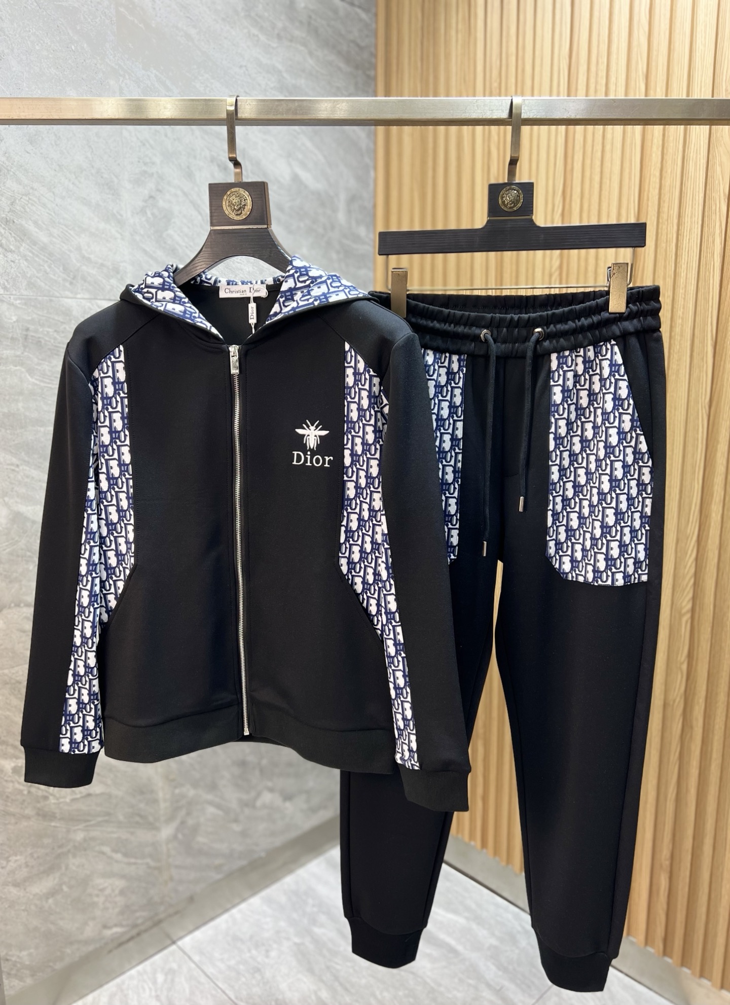 NO:572413,Dior/Dior 2025 autumn and winter new products, complete with three standards, casual and fashionable suits, good products, no need to introduce too much, look at the details, counter size M-XXXXL 175/140 upper body recommended L,, dior, dior, alexander wang19860909Dior/迪奥 2025秋冬新品 三标齐全 休闲时尚套装 好货不用过多介绍 看细节 专柜码数M-XXXXL 175/140上身建议L,,dior,dior,alexander wang,Men's clothing