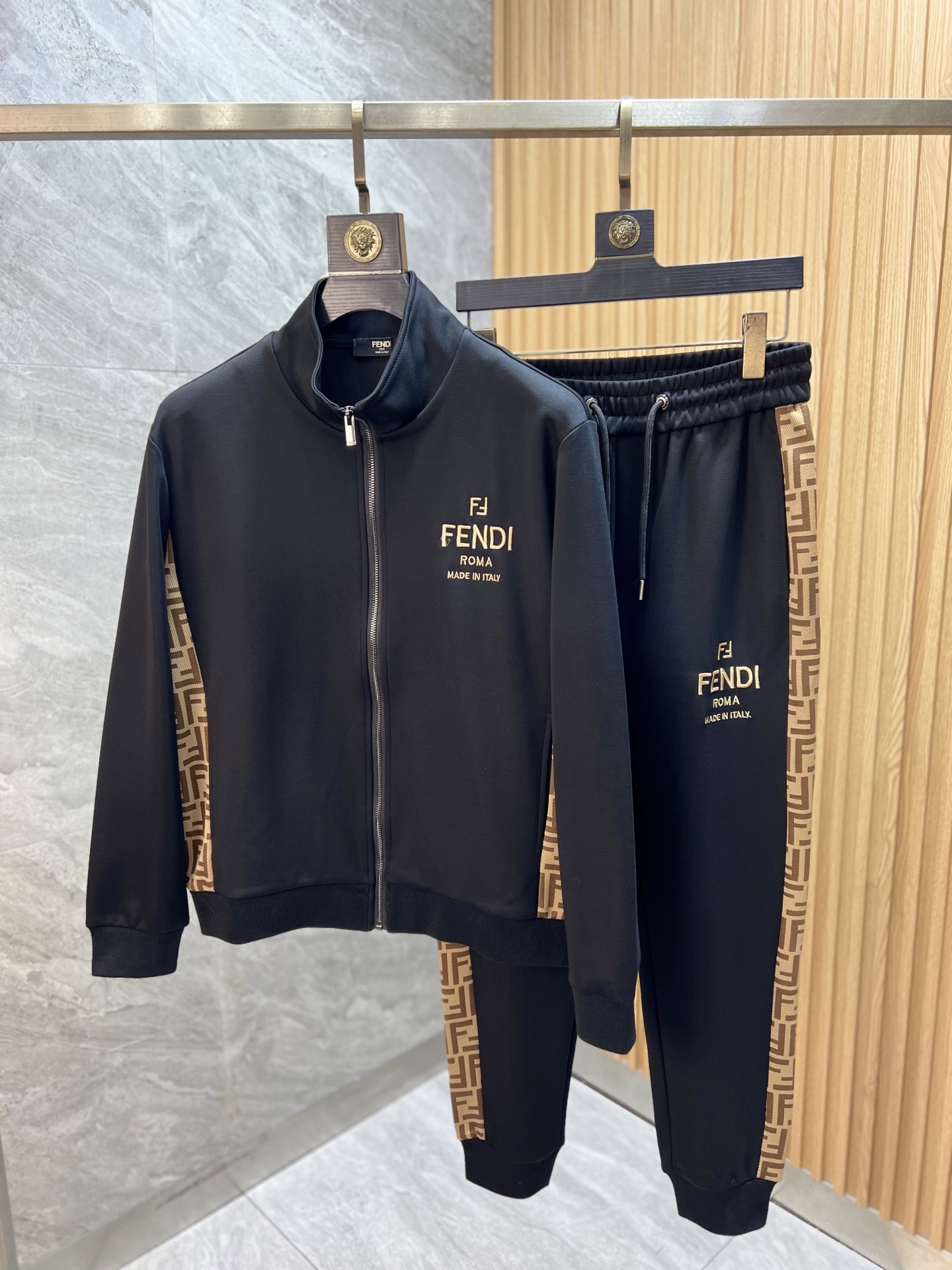 NO:572396,Fendi/Fendi 2025 autumn and winter new products, complete with three standards, casual fashion suits, good products, no need to introduce too much, look at the details, counter size M-XXXXL 175/140 upper body recommended L,, fendi, fendi, alexander wang19860909Fendi/芬迪 2025秋冬新品 三标齐全 休闲时尚套装 好货不用过多介绍 看细节 专柜码数M-XXXXL 175/140上身建议L,,fendi,fendi,alexander wang,Men's clothing