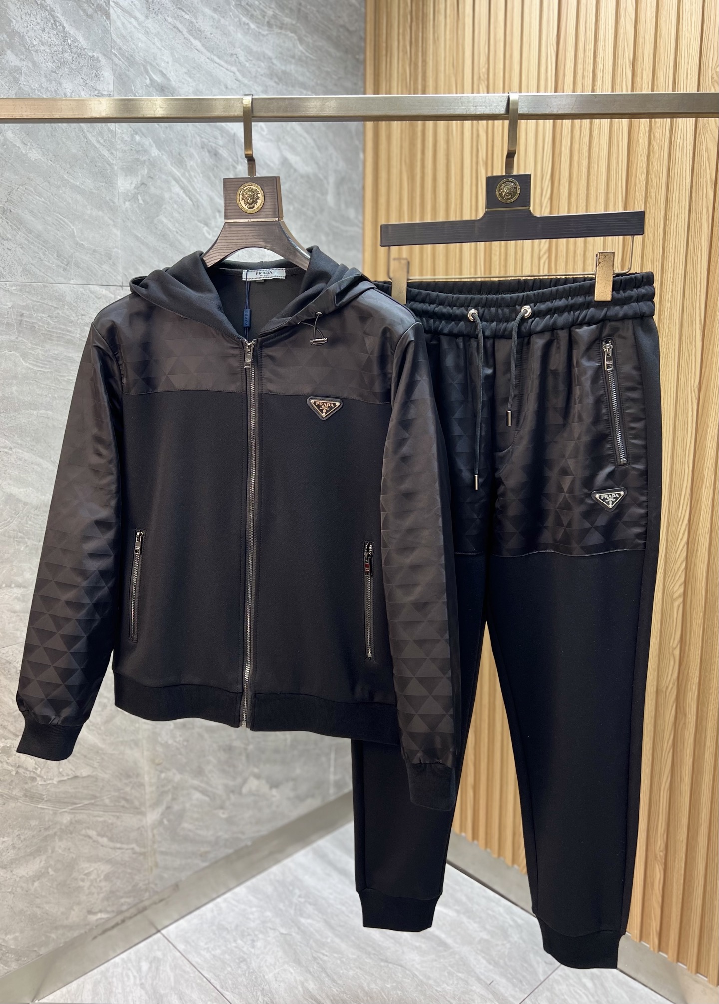 NO:572398,Prada/Prada 2025 autumn and winter new products, complete with three standards, casual fashion suits, good products, no need to introduce too much, look at the details, counter size M-XXXXL 175/140 upper body recommended L,, prada, prada, alexander wang19860909Prada/普拉达 2025秋冬新品 三标齐全 休闲时尚套装 好货不用过多介绍 看细节 专柜码数M-XXXXL 175/140上身建议L,,prada,prada,alexander wang,Men's clothing