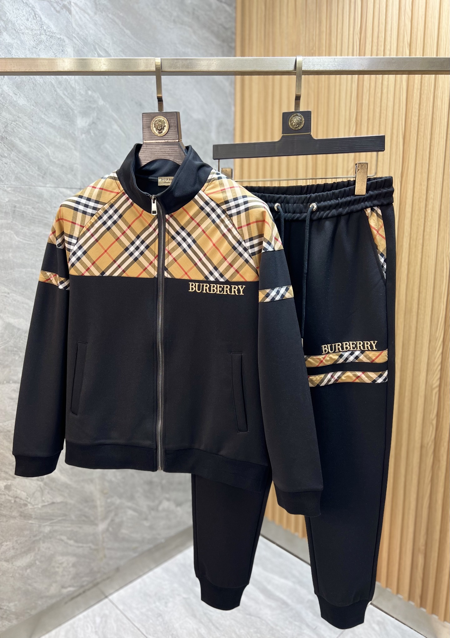 NO:572400,Burberry/Burberry 2025 autumn and winter new products, complete with three standards, casual fashion suits, good products, no need to introduce too much, look at the details, counter size M-XXXXL 175/140 upper body recommended L,, burberry, burberry, alexander wang19860909Burberry/巴宝莉 2025秋冬新品 三标齐全 休闲时尚套装 好货不用过多介绍 看细节 专柜码数M-XXXXL 175/140上身建议L,,burberry,burberry,alexander wang,Men's clothing