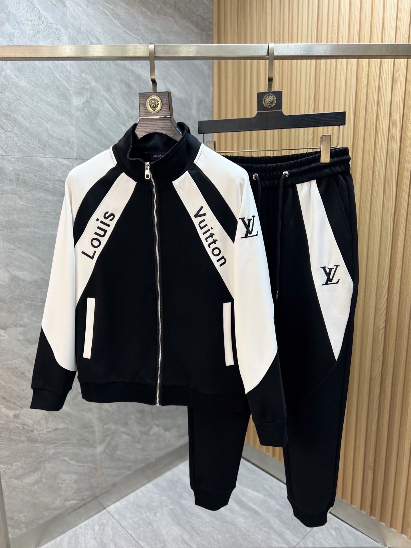 NO:572402,LV/Louis Vuitton 2025 autumn and winter new products, complete with three standards, casual fashion suits, good products, no need to introduce too much, look at the details, counter size M-XXXXL 175/140 upper body recommended L,, louis vuitton, louis vuitton, alexander wang19860909LV/路易威登 2025秋冬新品 三标齐全 休闲时尚套装 好货不用过多介绍 看细节 专柜码数M-XXXXL 175/140上身建议L,,louis vuitton,louis vuitton,alexander wang,Men's clothing