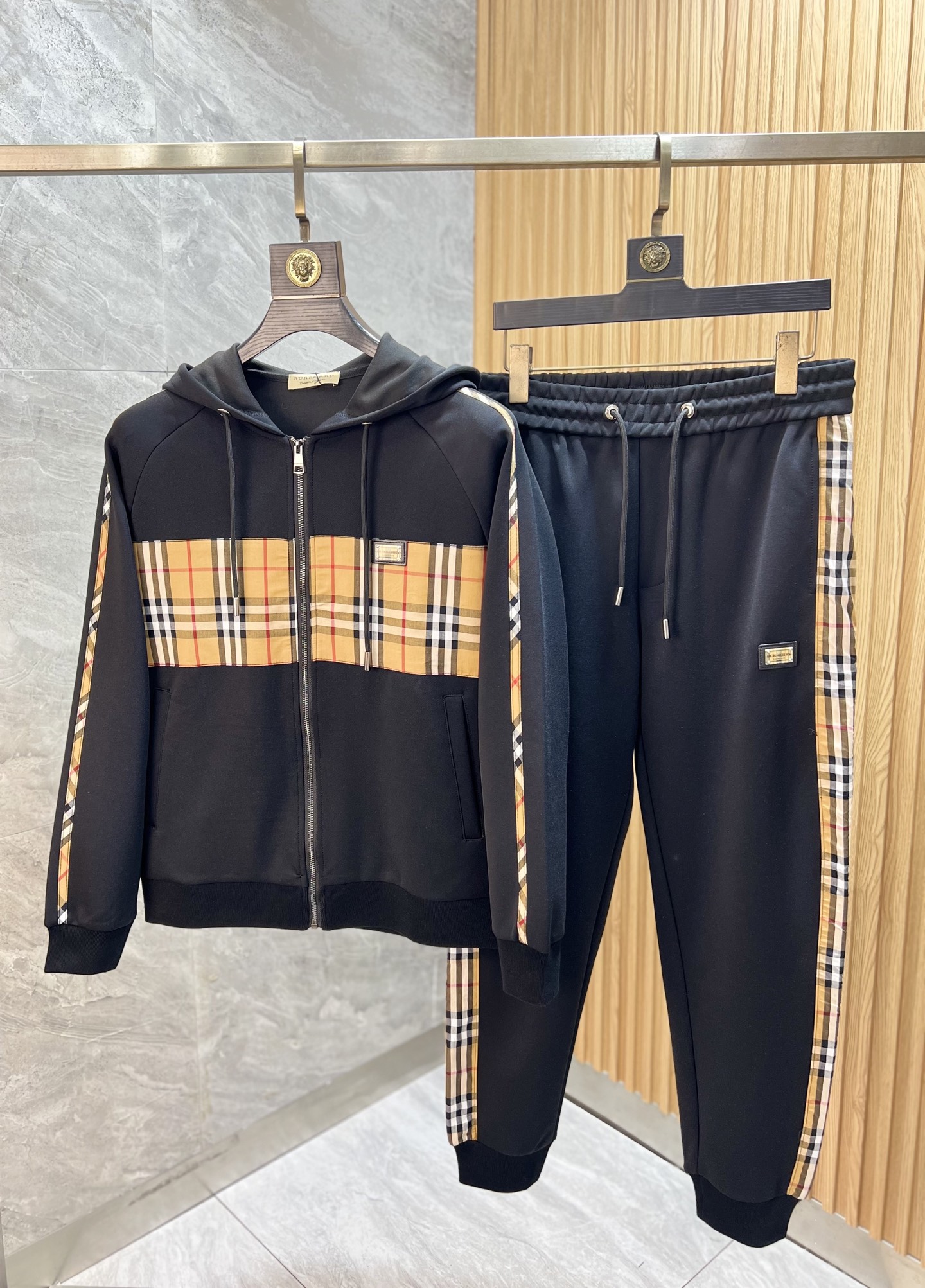 NO:572406,Burberry/Burberry 2025 autumn and winter new products, complete with three standards, casual fashion suits, good products, no need to introduce too much, look at the details, counter size M-XXXL 175/140 upper body recommended L,, burberry, burberry, alexander wang19860909Burberry/巴宝莉 2025秋冬新品 三标齐全 休闲时尚套装 好货不用过多介绍 看细节 专柜码数M-XXXL 175/140上身建议L,,burberry,burberry,alexander wang,Men's clothing