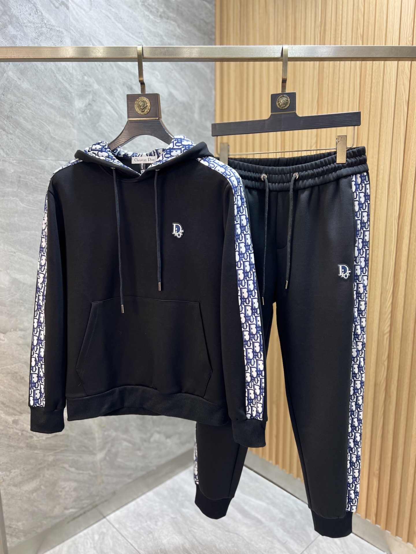 NO:572408,Dior/Dior 2025 autumn and winter new products, complete with three standards, casual and fashionable suits, good products, no need to introduce too much, look at the details, counter size M-XXXL 175/140 upper body recommended L,, dior, dior, alexander wang19860909Dior/迪奥 2025秋冬新品 三标齐全 休闲时尚套装 好货不用过多介绍 看细节 专柜码数M-XXXL 175/140上身建议L,,dior,dior,alexander wang,Men's clothing