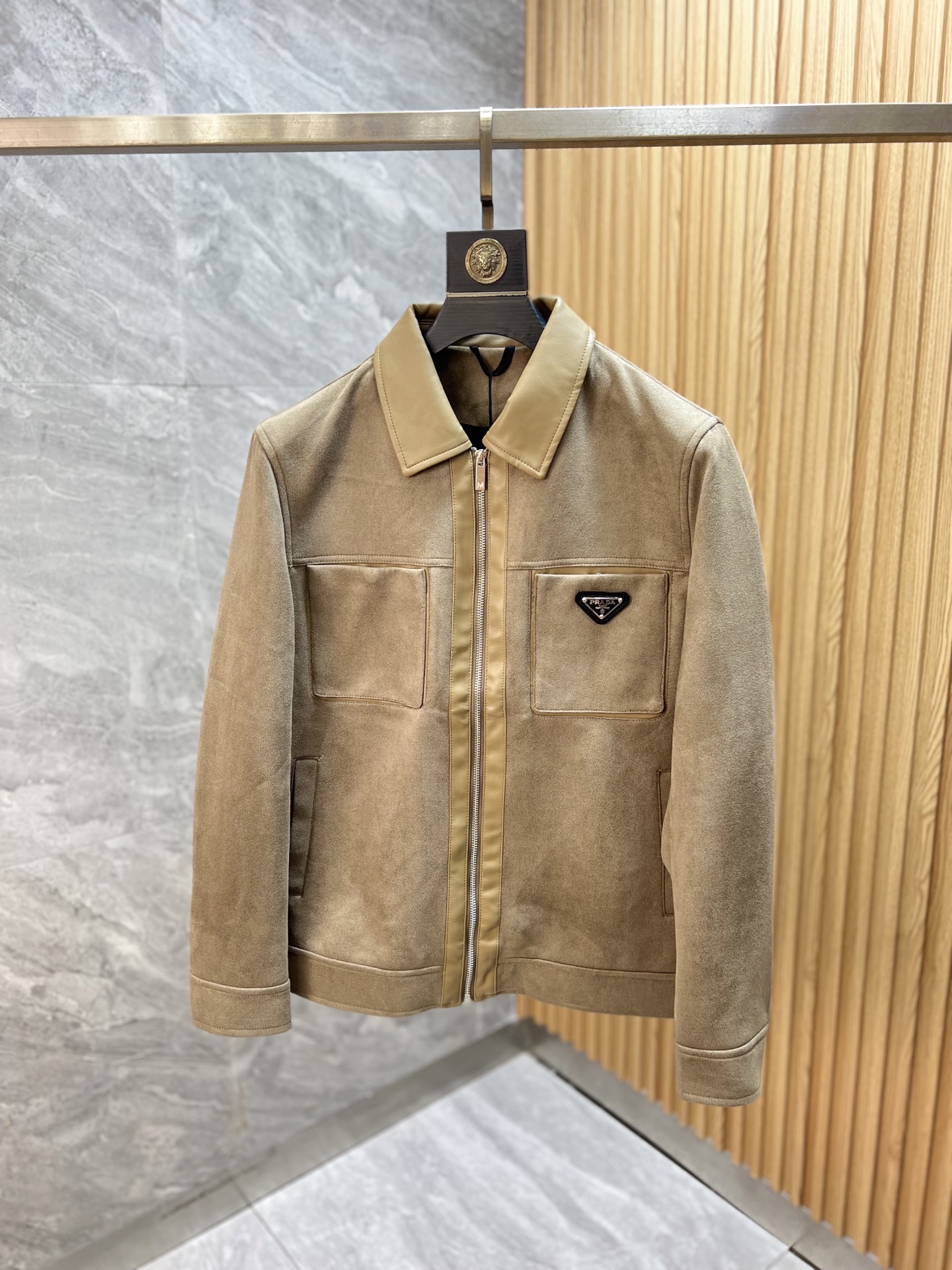 NO:599035,Prada/Prada 2025 new autumn and winter new products, complete with three labels, jackets and coats, good products need no introduction, look at the details, counter size M-XXXL 175/140, recommended L,, prada, prada, jackets & coats, jackets & coats, alexander wang19860909Prada/普拉达 2025年秋冬新品上新 三标齐全 夹克外套 好货不用过多介绍 看细节 专柜码数M-XXXL 175/140建议L,,prada,prada,jackets & coats,jackets & coats,alexander wang,Men's clothing