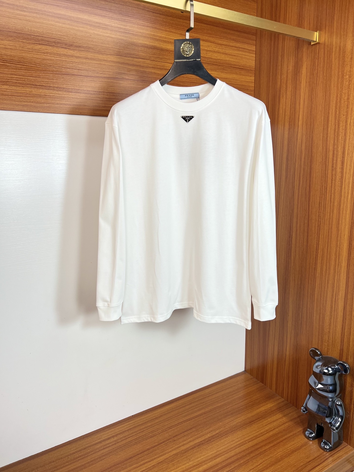 NO:628275,Prada/Prada 2025 new autumn and winter new products, complete with three labels, round neck long-sleeved bottoming shirt, good product, no need to introduce too much, look at the details, counter size M-XXXL 175/140, recommended L,, prada, prada, alexander wang19860909Prada/普拉达 2025年秋冬新品上新 三标齐全 圆领长袖打底衫 好货不用过多介绍 看细节 专柜码数M-XXXL 175/140建议L,,prada,prada,alexander wang,Men's clothing