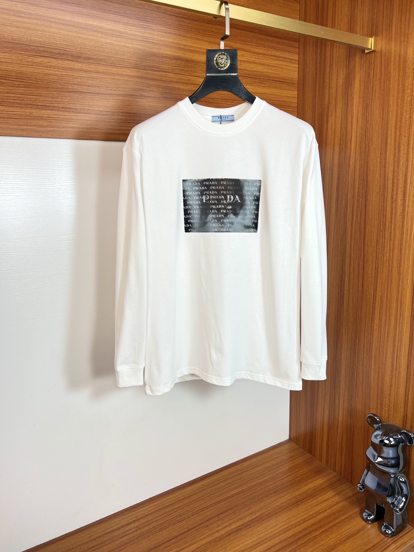 NO:628314,Prada/Prada 2025 new autumn and winter new products, complete with three labels, round neck long-sleeved bottoming shirt, good product, no need to introduce too much, look at the details, counter size M-XXXL 175/140, recommended L,, prada, prada, alexander wang19860909Prada/普拉达 2025年秋冬新品上新 三标齐全 圆领长袖打底衫 好货不用过多介绍 看细节 专柜码数M-XXXL 175/140建议L,,prada,prada,alexander wang,Men's clothing