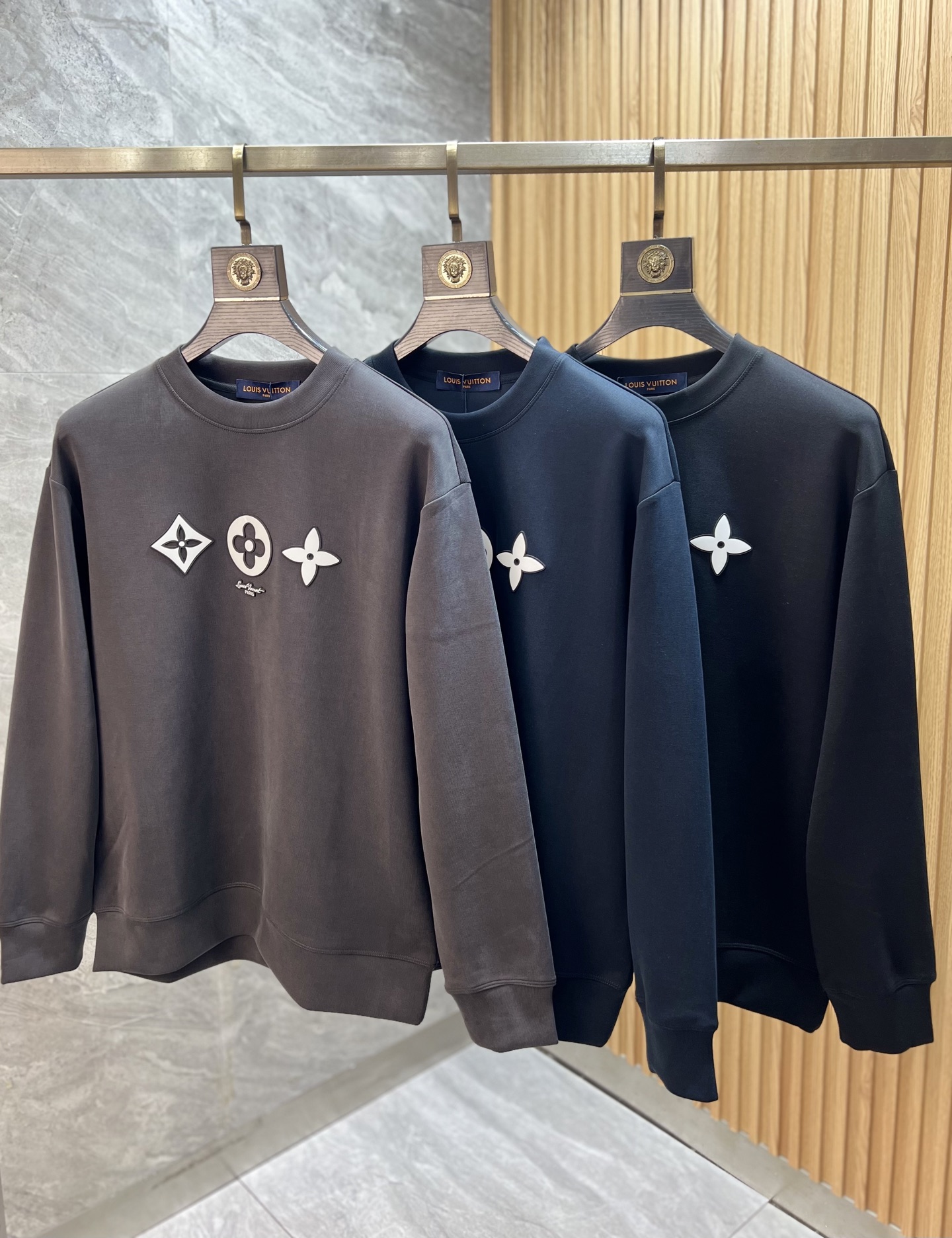 NO:573489,LV/Louis Vuitton 2025 autumn and winter new products, complete with three standards, air cotton round neck sweatshirt, good product, no need to introduce too much, look at the details, counter size M-XXXL 175/recommended L,, louis vuitton, louis vuitton, hoodie, sweatshirts, alexander wang19860909LV/路易威登 2025秋冬新品 三标齐全 空气棉圆领卫衣 好货不用过多介绍 看细节 专柜码数 M-XXXL 175/建议L,,louis vuitton,louis vuitton,hoodie,sweatshirts,alexander wang,Men's clothing