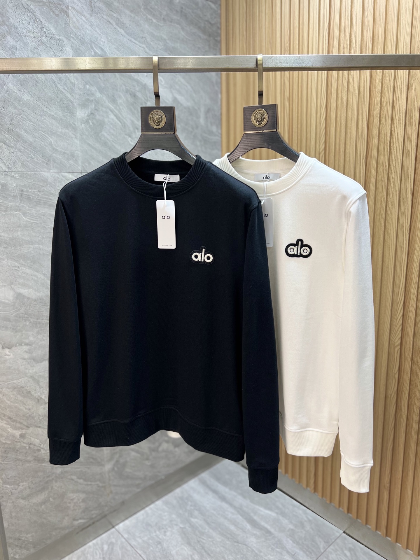 NO:573501,alo 2025 autumn and winter new products, complete with three standards, pure cotton round neck sweatshirt, good product, no need to introduce too much, look at the details, counter size S-XL 175/recommended M,,hoodie,sweatshirts,alexander wang19860909alo 2025秋冬新品 三标齐全 纯棉圆领卫衣 好货不用过多介绍 看细节 专柜码数 S-XL 175/建议M,,hoodie,sweatshirts,alexander wang,Men's clothing