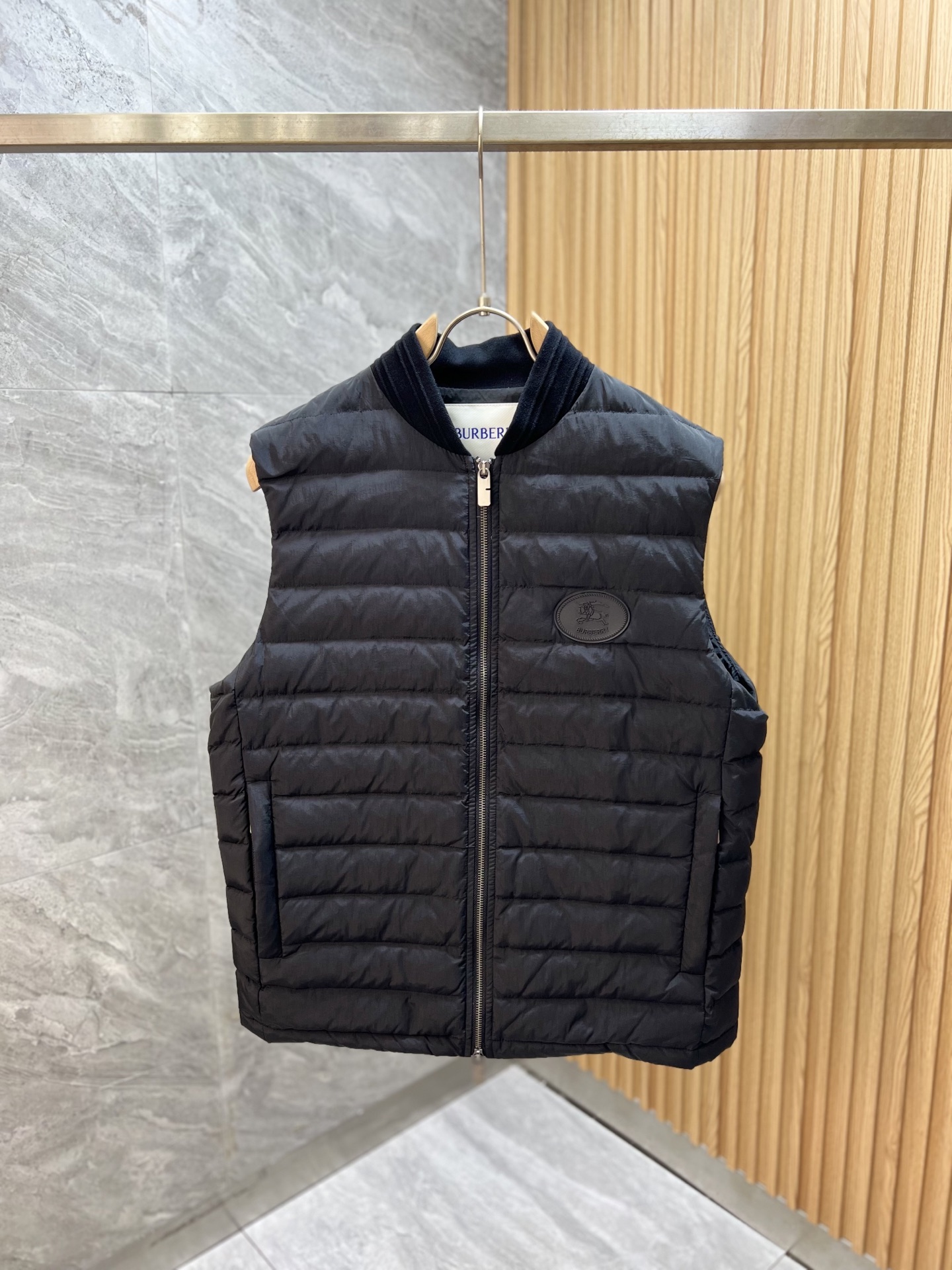 NO:573504,Burberry/Burberry 2025 autumn and winter new products, complete with three standards, full and plump 90 white goose down vest, down jacket, good products without too much introduction, look at the details, counter size M-XXL 175/recommended L,,burberry,burberry,down jacket,alexander wang19860909Burberry/巴宝莉 2025年秋冬新品上新 三标齐全 充实饱满90白鹅绒 马甲 羽绒服 好货不用过多介绍 看细节 专柜码数M-XXL 175/建议L,,burberry,burberry,down jacket,alexander wang,Men's clothing