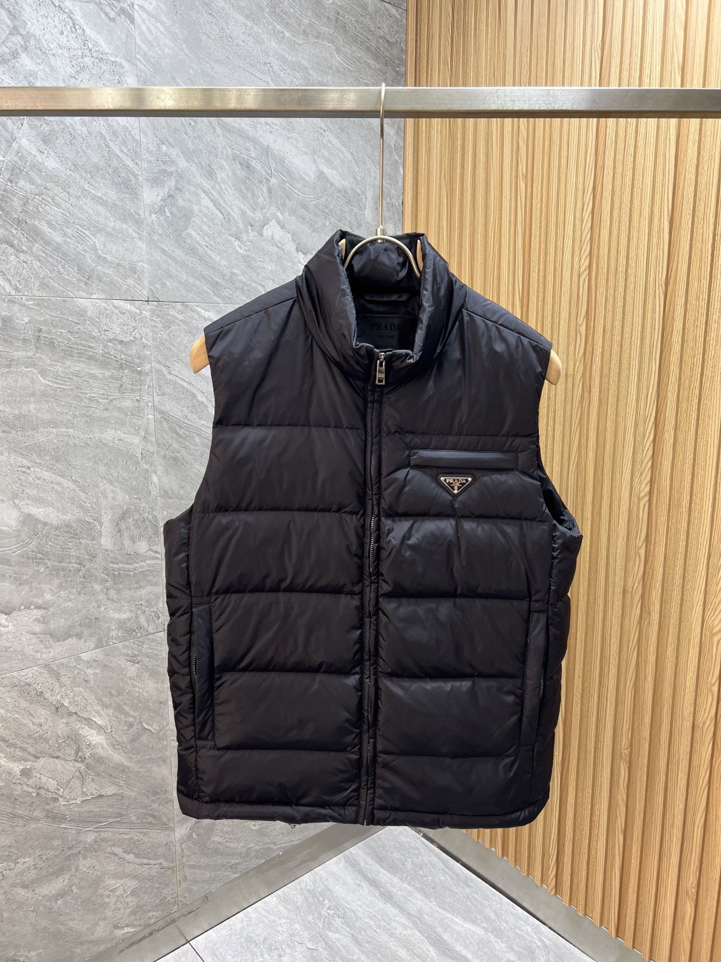NO:573507,Prada/Prada 2025 new autumn and winter new products, complete with three standards, full and plump 90 white goose down vest, down jacket, good products without too much introduction, look at the details, counter size M-XXL 175/recommended L,, prada, prada, down jacket, alexander wang19860909Prada/普拉达 2025年秋冬新品上新 三标齐全 充实饱满90白鹅绒 马甲 羽绒服 好货不用过多介绍 看细节 专柜码数M-XXL 175/建议L,,prada,prada,down jacket,alexander wang,Men's clothing