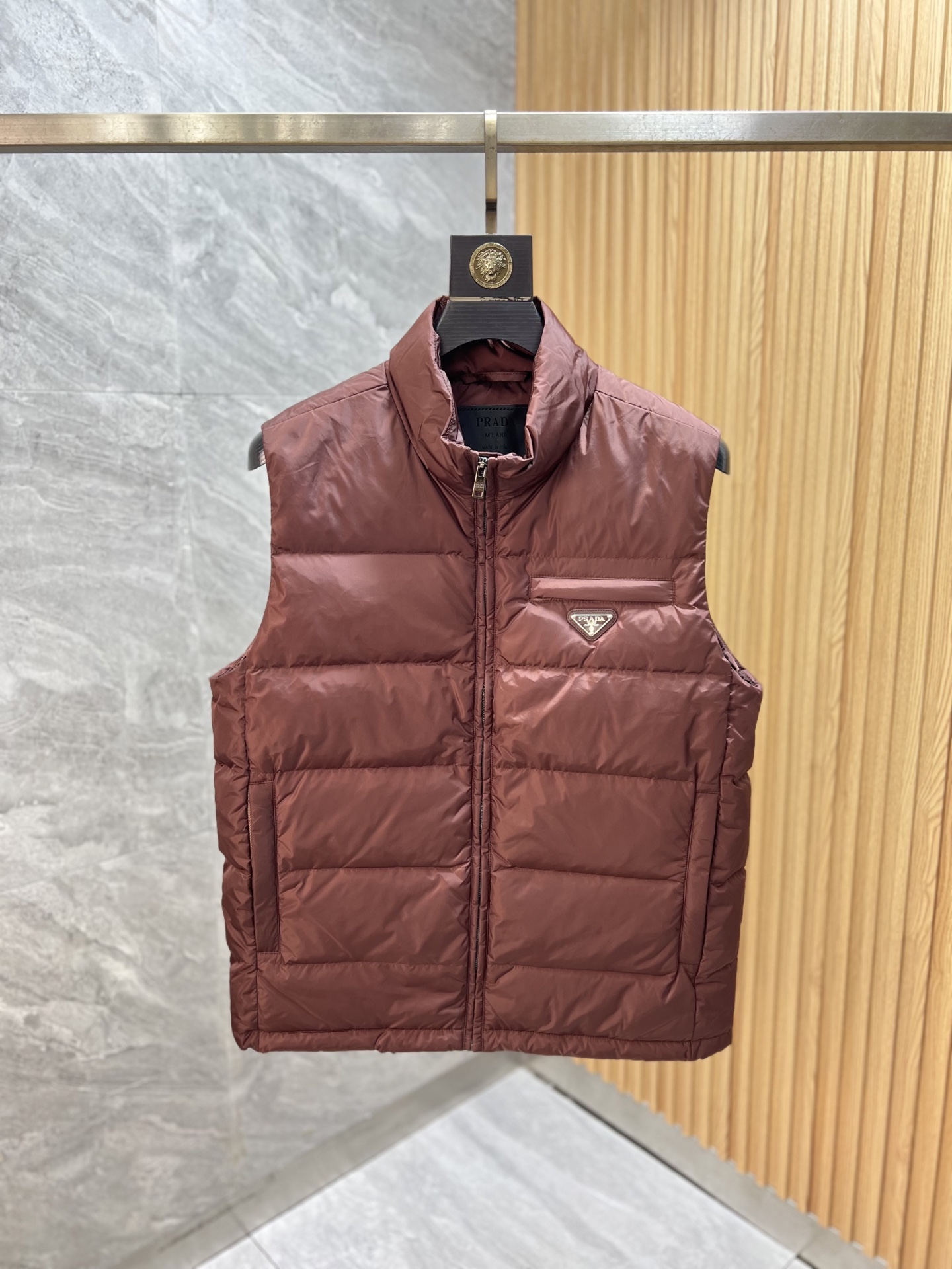 NO:573510,Prada/Prada 2025 new autumn and winter new products, complete with three standards, full and plump 90 white goose down vest, down jacket, good products without too much introduction, look at the details, counter size M-XXL 175/recommended L,, prada, prada, down jacket, alexander wang19860909Prada/普拉达 2025年秋冬新品上新 三标齐全 充实饱满90白鹅绒 马甲 羽绒服 好货不用过多介绍 看细节 专柜码数M-XXL 175/建议L,,prada,prada,down jacket,alexander wang,Men's clothing