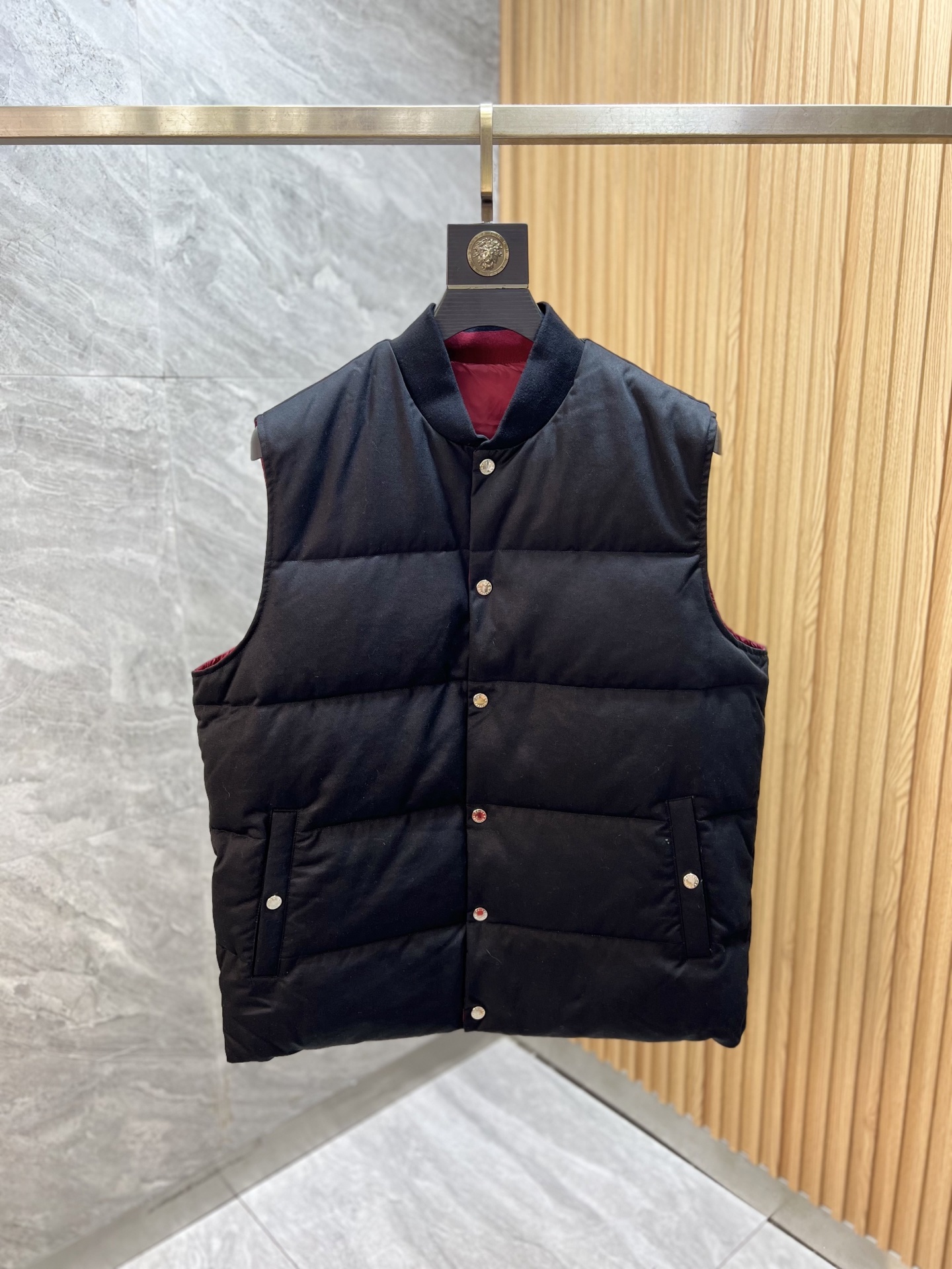 NO:573513,DG/Dolce & Gabbana 2025 Autumn and Winter new products, complete with three labels, full and plump 90 white goose down, reversible vest, down jacket, good product without too much introduction, look at the details, counter size M-XXL 175/recommended L,,Dolce&Gabbana,down jacket,alexander wang19860909DG/杜嘉班纳 2025年秋冬新品上新 三标齐全 充实饱满90白鹅绒 双面穿马甲 羽绒服 好货不用过多介绍 看细节 专柜码数M-XXL 175/建议L,,Dolce&Gabbana,down jacket,alexander wang,Men's clothing