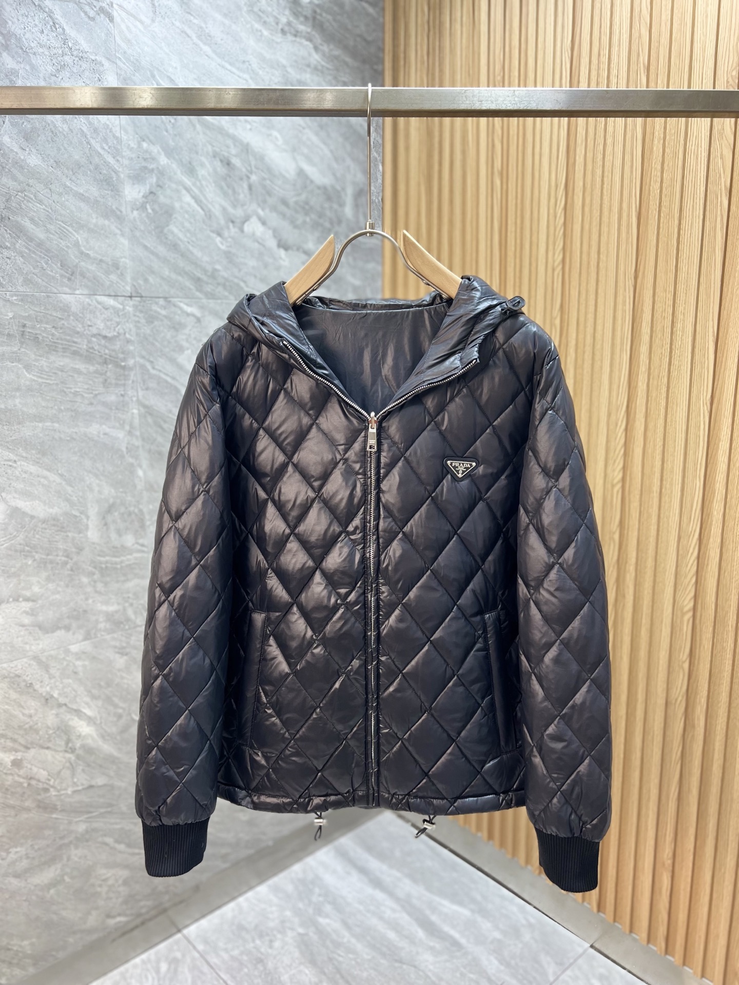 NO:573490,Prada/Prada 2025 new autumn and winter new products, complete with three standards, full and plump 90 white goose down, reversible down jacket, good product without too much introduction, look at the details, counter size M-XXL 175/recommended L,, prada, prada, down jacket, alexander wang19860909Prada/普拉达 2025年秋冬新品上新 三标齐全 充实饱满90白鹅绒 双面穿羽绒服 好货不用过多介绍 看细节 专柜码数M-XXL 175/建议L,,prada,prada,down jacket,alexander wang,Men's clothing