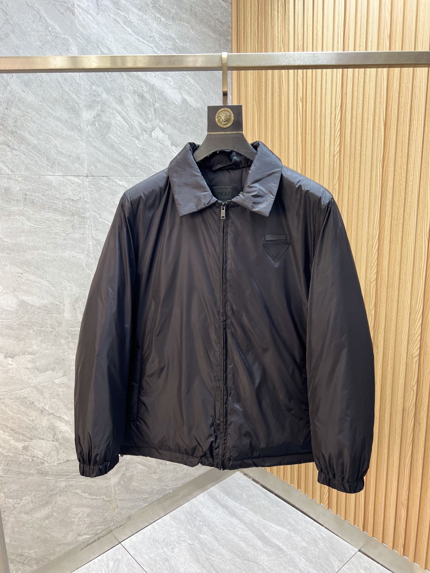 NO:573493,Prada/Prada 2025 new autumn and winter new products, complete with three standards, full and plump 90 white goose down jacket, good products without too much introduction, look at the details, counter size M-XXL 175/recommended L,, prada, prada, down jacket, alexander wang19860909Prada/普拉达 2025年秋冬新品上新 三标齐全 充实饱满90白鹅绒 羽绒服 好货不用过多介绍 看细节 专柜码数M-XXL 175/建议L,,prada,prada,down jacket,alexander wang,Men's clothing