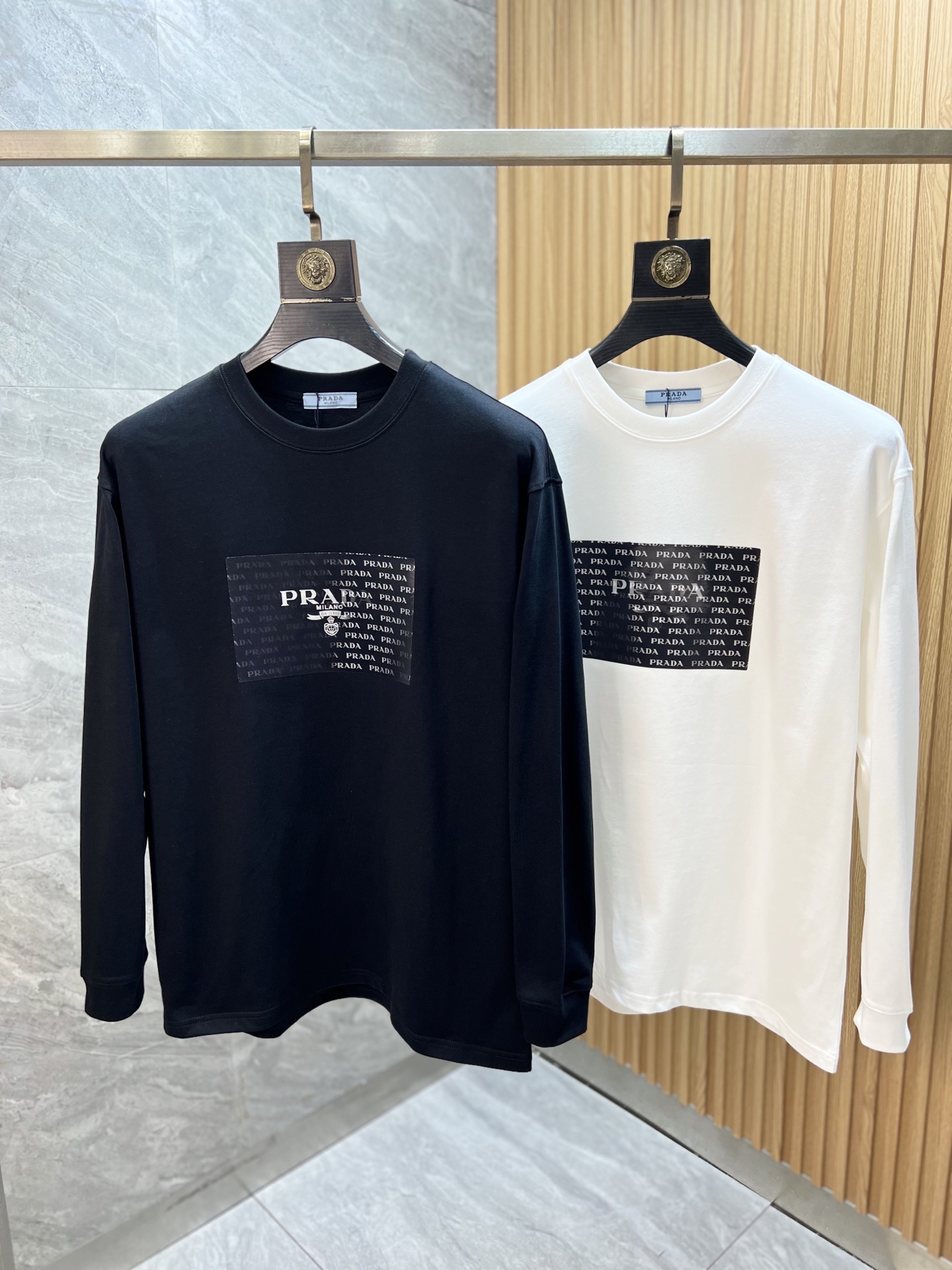 NO:644271,Prada/Prada 2025 new autumn and winter new products, complete with three labels, gradient technology, round neck long-sleeved bottoming shirt, good products need no introduction, look at the details, counter size M-XXXL 175/140, recommended L,, prada, prada, alexander wang19860909Prada/普拉达 2025年秋冬新品上新 三标齐全 渐变工艺 圆领长袖打底衫 好货不用过多介绍 看细节 专柜码数M-XXXL 175/140建议L,,prada,prada,alexander wang,Men's clothing