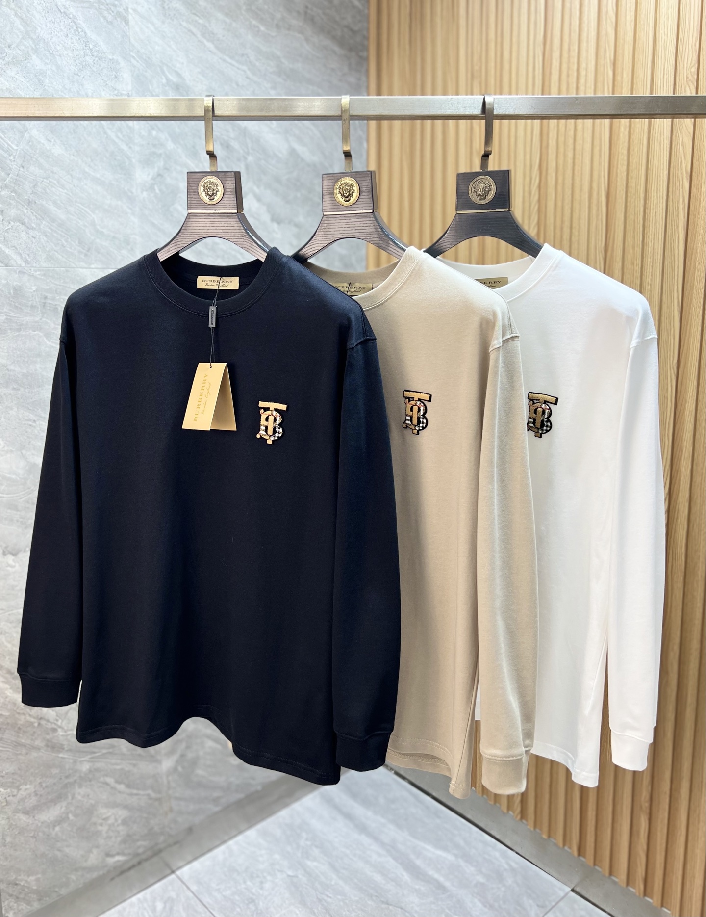 NO:644277,Burberry/Burberry 2025 new autumn and winter new products, complete with three labels, round neck long-sleeved bottoming shirt, good product, no need to introduce too much, look at the details, counter size M-XXXL 175/140, recommended L,, burberry, burberry, alexander wang19860909Burberry/巴宝莉 2025年秋冬新品上新 三标齐全 圆领长袖打底衫 好货不用过多介绍 看细节 专柜码数M-XXXL 175/140建议L,,burberry,burberry,alexander wang,Men's clothing