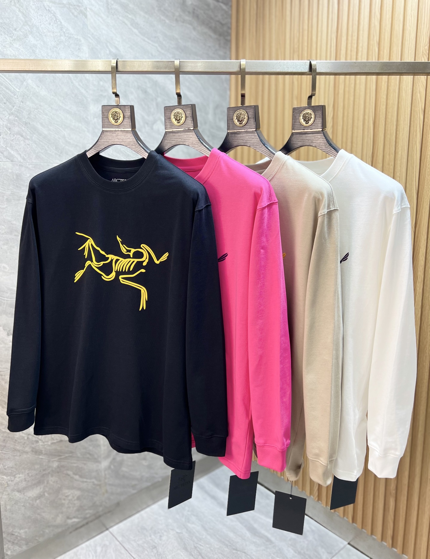 NO:597009,Arc/Arc'teryx 2025 autumn and winter new products, complete with three labels, round neck long-sleeved bottoming shirt, good product, no need to introduce too much, look at the details, counter size S-XL 175/140, recommended M, arc'teryx, alexander wang19860909Arc/始祖鸟 2025年秋冬新品上新 三标齐全 圆领长袖打底衫 好货不用过多介绍 看细节 专柜码数S-XL 175/140建议M,arc'teryx,alexander wang,Men's clothing