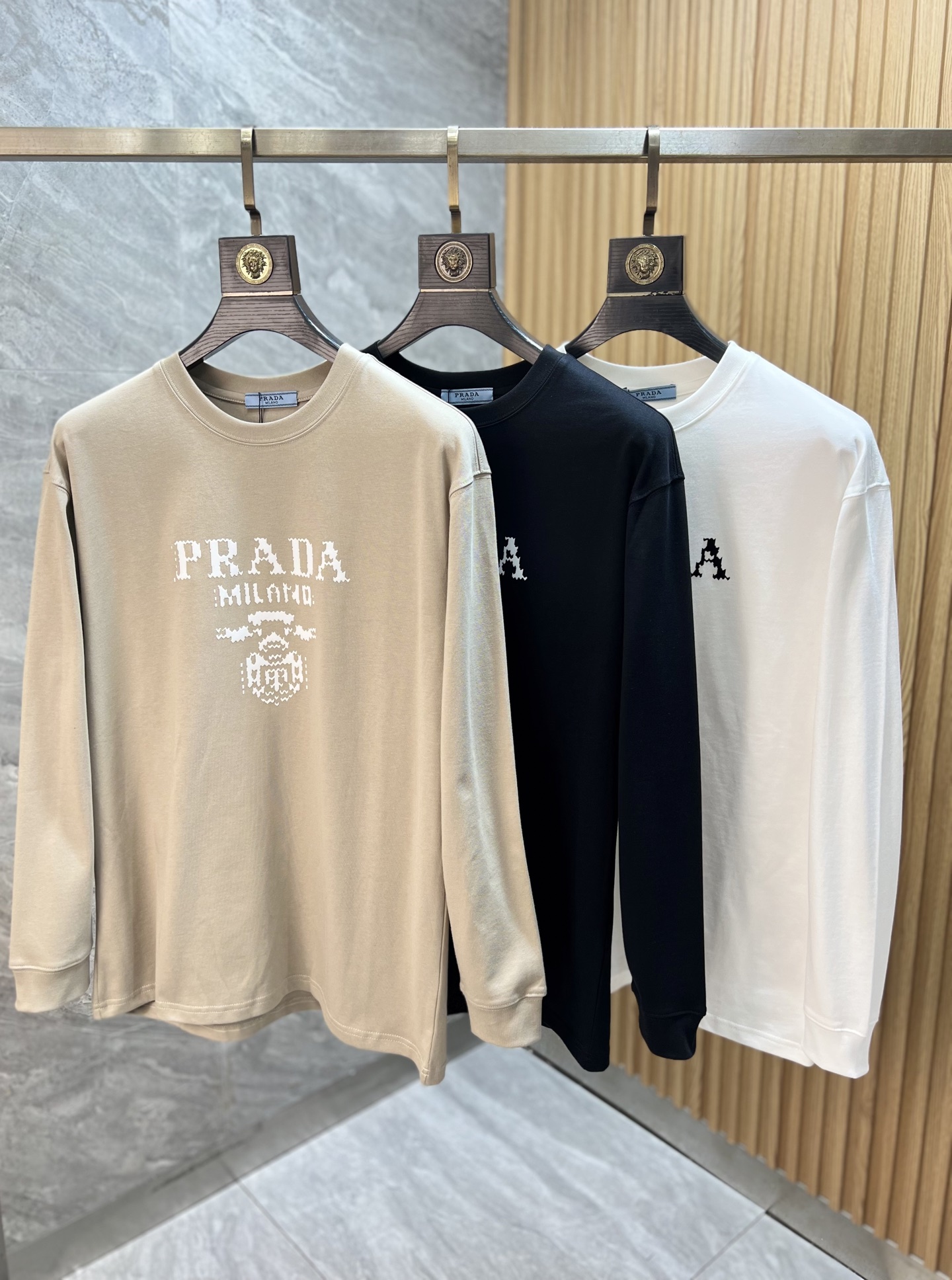NO:597011,Prada/Prada 2025 new autumn and winter new products, complete with three labels, round neck long-sleeved bottoming shirt, good product, no need to introduce too much, look at the details, counter size S-XL 175/140, recommended M,, prada, prada, alexander wang19860909Prada/普拉达 2025年秋冬新品上新 三标齐全 圆领长袖打底衫 好货不用过多介绍 看细节 专柜码数S-XL 175/140建议M,,prada,prada,alexander wang,Men's clothing