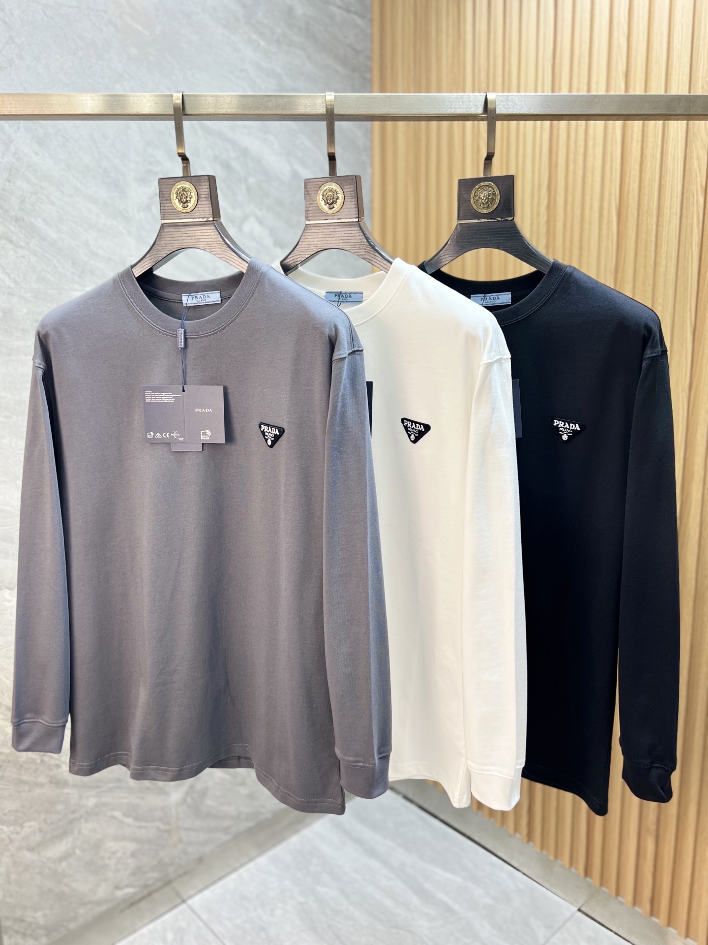 NO:596996,Prada/Prada 2025 new autumn and winter new products, complete with three labels, round neck long-sleeved bottoming shirt, good product, no need to introduce too much, look at the details, counter size S-XL 175/140, recommended M,, prada, prada, alexander wang19860909Prada/普拉达 2025年秋冬新品上新 三标齐全 圆领长袖打底衫 好货不用过多介绍 看细节 专柜码数S-XL 175/140建议M,,prada,prada,alexander wang,Men's clothing