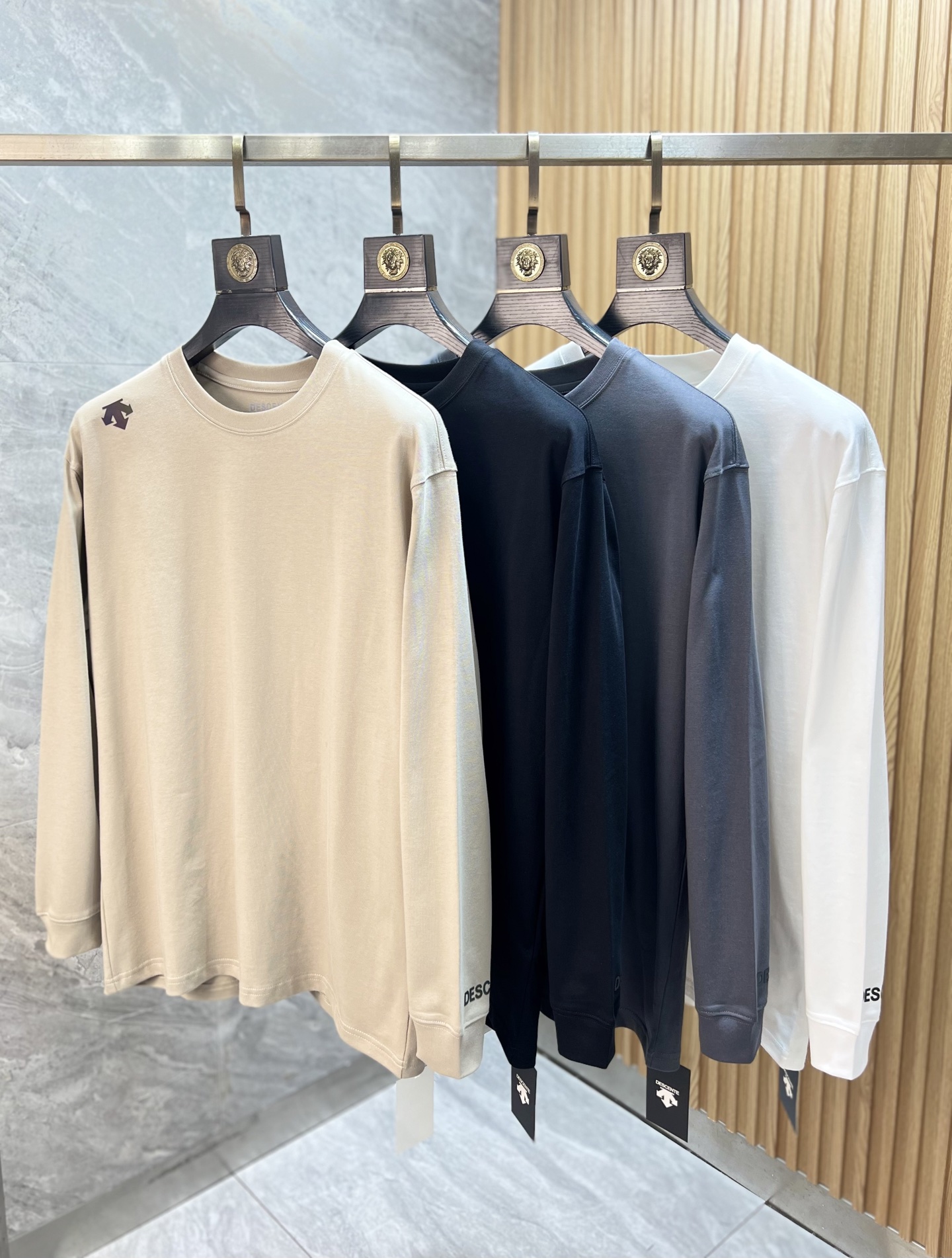NO:597000,Des/Desante 2025 autumn and winter new products, complete with three labels, round neck long-sleeved bottoming shirt, good product, no need to introduce too much, look at the details, counter size S-XL 175/140, recommended M,,alexander wang19860909Des/迪桑特 2025年秋冬新品上新 三标齐全 圆领长袖打底衫 好货不用过多介绍 看细节 专柜码数S-XL 175/140建议M,,alexander wang,Men's clothing