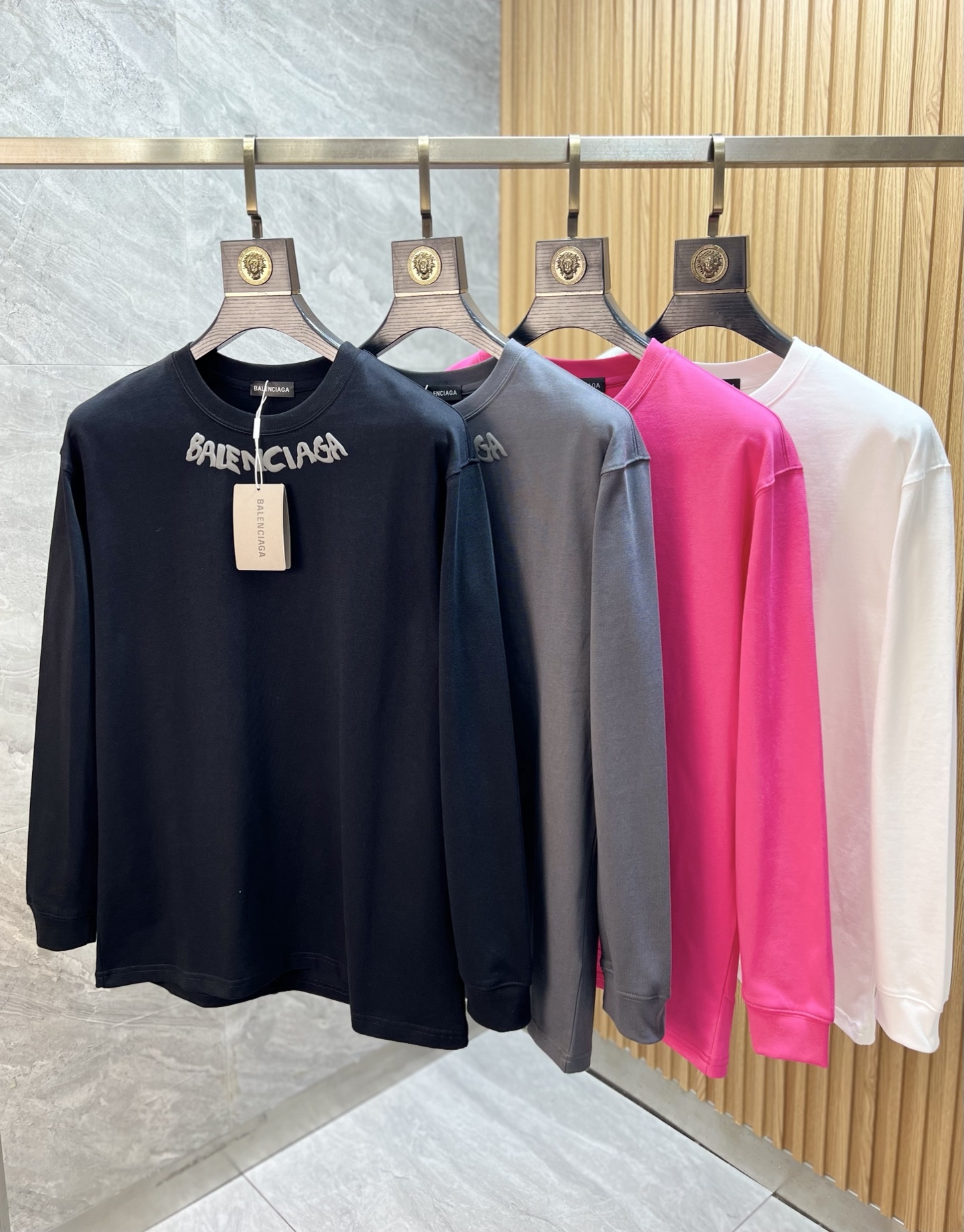 NO:597004,Balenciaga/Balenciaga 2025 autumn and winter new products, complete with three labels, round neck long-sleeved bottoming shirt, good product without too much introduction, look at the details, counter size S-XL 175/140, recommended M,, balenciaga, balenciaga, alexander wang19860909Balenciaga/巴黎世家 2025年秋冬新品上新 三标齐全 圆领长袖打底衫 好货不用过多介绍 看细节 专柜码数S-XL 175/140建议M,,balenciaga,balenciaga,alexander wang,Men's clothing