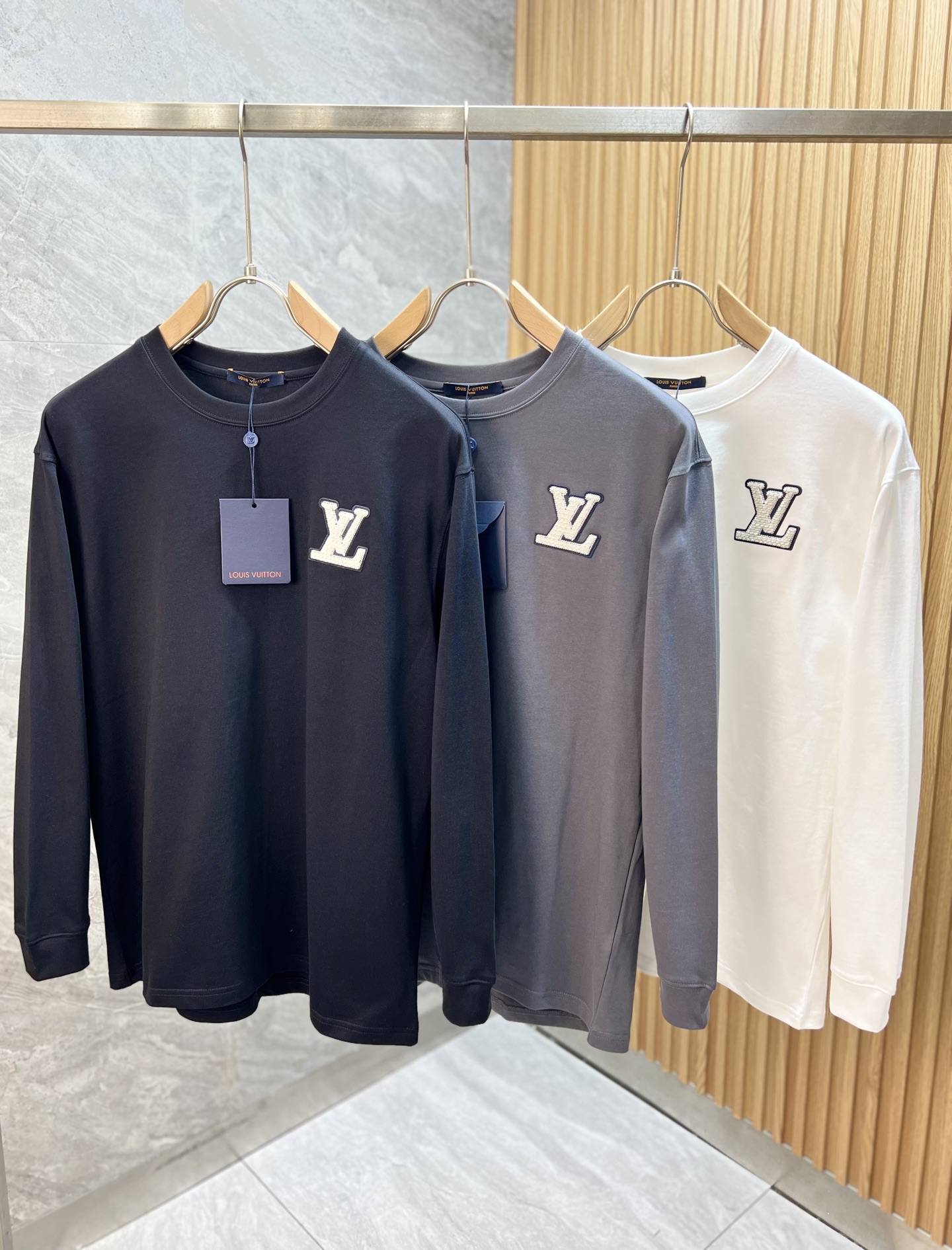 NO:597006,LV/Louis Vuitton 2025 autumn and winter new products, complete with three labels, round neck long-sleeved bottoming shirt, good product, no need to introduce too much, look at the details, counter size S-XL 175/140, recommended M,, louis vuitton, louis vuitton, alexander wang19860909LV/路易威登 2025年秋冬新品上新 三标齐全 圆领长袖打底衫 好货不用过多介绍 看细节 专柜码数S-XL 175/140建议M,,louis vuitton,louis vuitton,alexander wang,Men's clothing