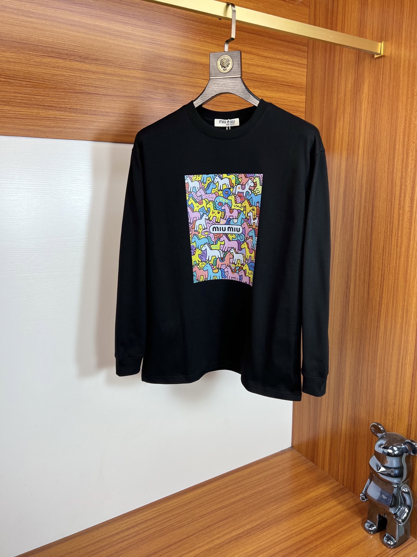 NO:598108,MiuMiu 2025 autumn and winter new products, complete with three labels, round neck long-sleeved bottoming shirt, good product, no need to introduce too much, look at the details, counter size M-XXXL /140, recommended L,,miumiu,alexander wang19860909MiuMiu 2025年秋冬新品上新 三标齐全 圆领长袖打底衫 好货不用过多介绍 看细节 专柜码数M-XXXL /140建议L,,miumiu,alexander wang,Men's clothing