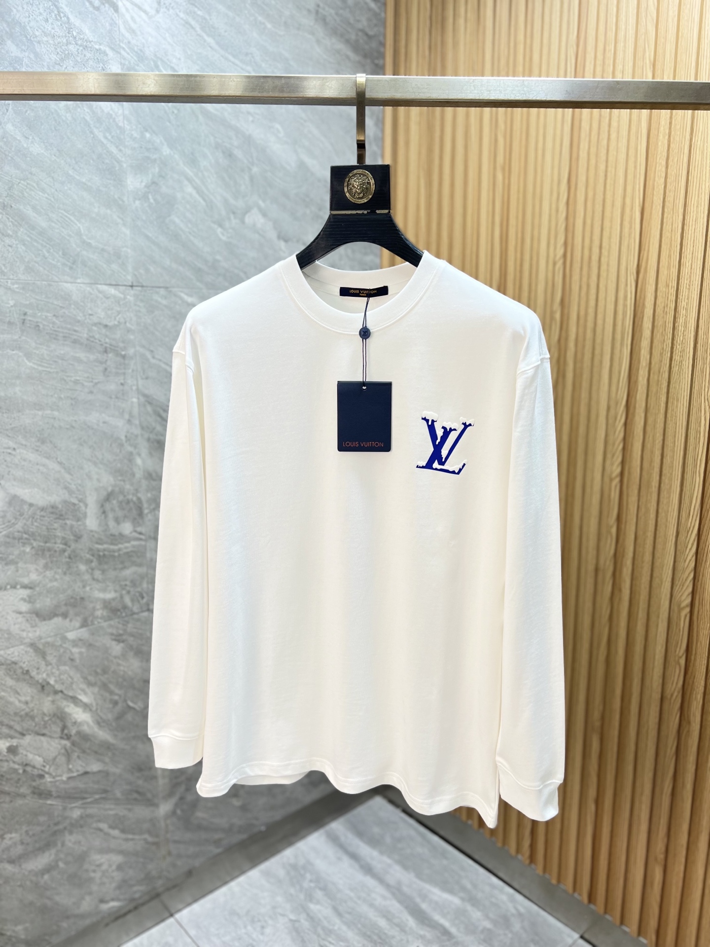 NO:607439,LV/Louis Vuitton 2025 autumn and winter new products, complete with three labels, round neck long-sleeved bottoming shirt, good product, no need to introduce too much, look at the details, counter size S-XXL /140 recommended M,, louis vuitton, louis vuitton, alexander wang19860909LV/路易威登 2025年秋冬新品上新 三标齐全 圆领长袖打底衫 好货不用过多介绍 看细节 专柜码数S-XXL /140建议M,,louis vuitton,louis vuitton,alexander wang,Men's clothing