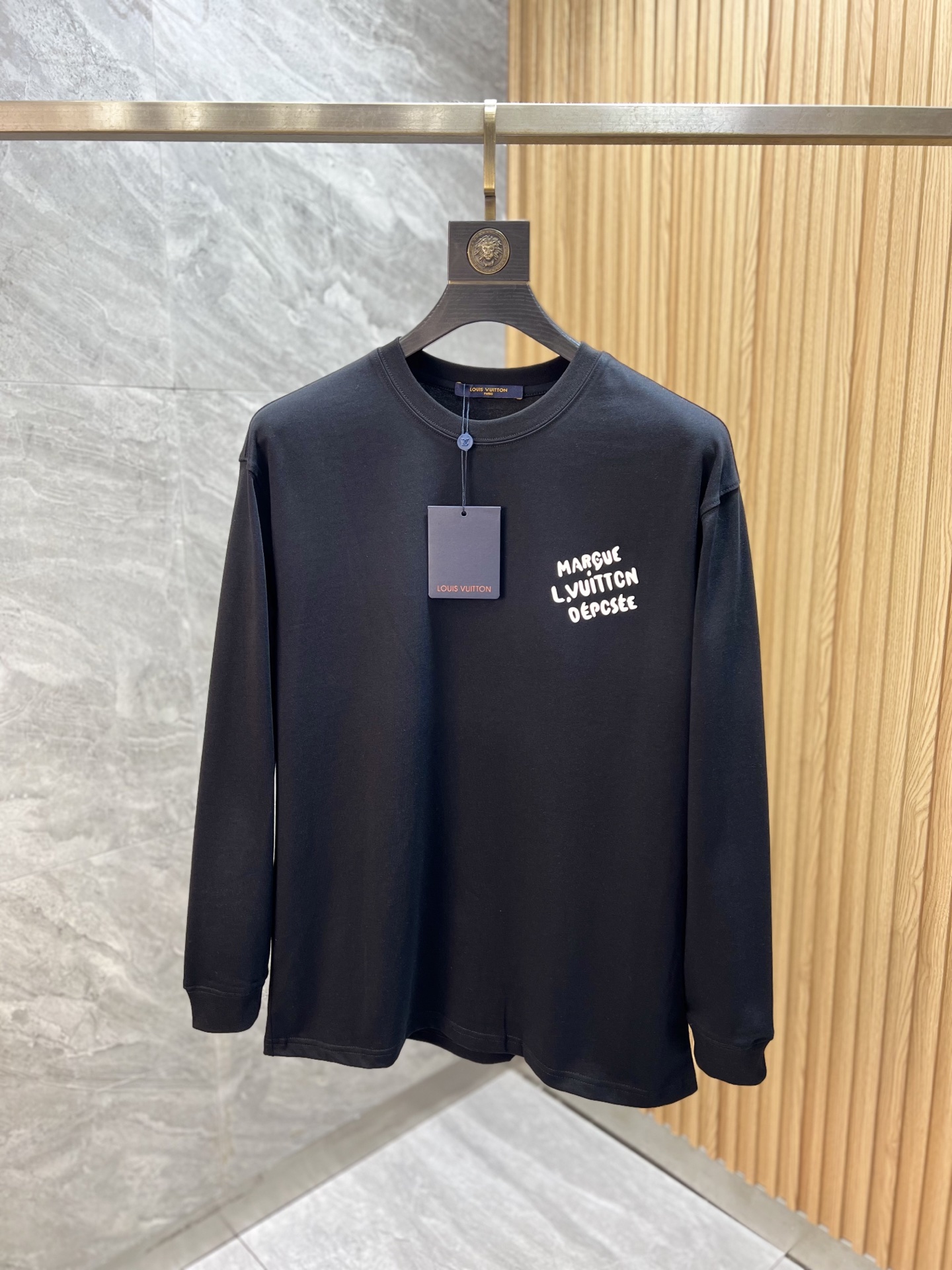 NO:609918,LV/Louis Vuitton 2025 autumn and winter new products, complete with three labels, round neck long-sleeved bottoming shirt, good product, no need to introduce too much, look at the details, counter size S-XXL /140 recommended M,, louis vuitton, louis vuitton, alexander wang19860909LV/路易威登 2025年秋冬新品上新 三标齐全 圆领长袖打底衫 好货不用过多介绍 看细节 专柜码数S-XXL /140建议M,,louis vuitton,louis vuitton,alexander wang,Men's clothing