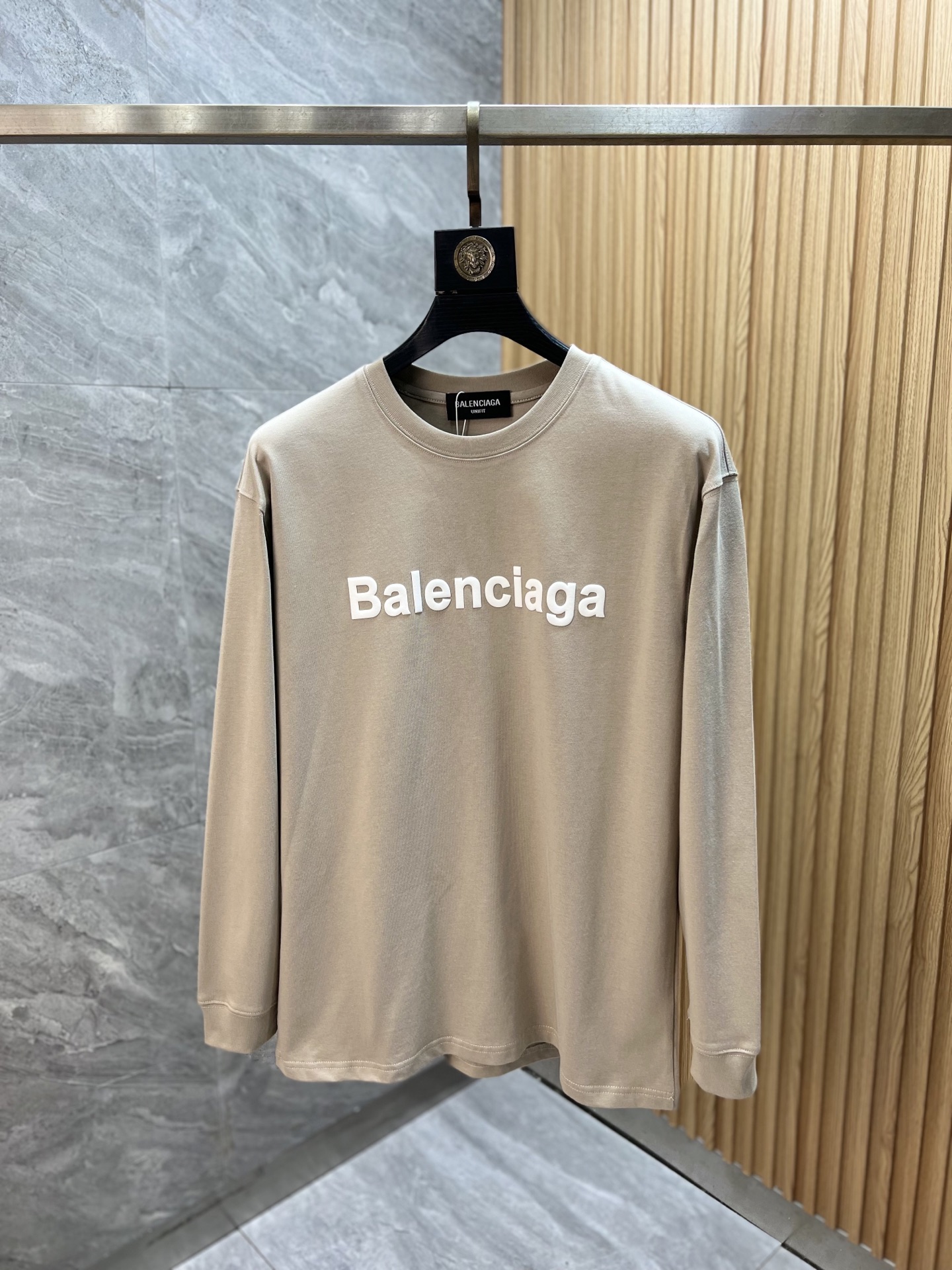 NO:609924,Balenciaga/Balenciaga 2025 autumn and winter new products, complete with three labels, round neck long-sleeved bottoming shirt, good products without too much introduction, look at the details, counter size S-XXL /140 recommended M,,balenciaga,balenciaga,alexander wang19860909Balenciaga/巴黎世家 2025年秋冬新品上新 三标齐全 圆领长袖打底衫 好货不用过多介绍 看细节 专柜码数S-XXL /140建议M,,balenciaga,balenciaga,alexander wang,Men's clothing
