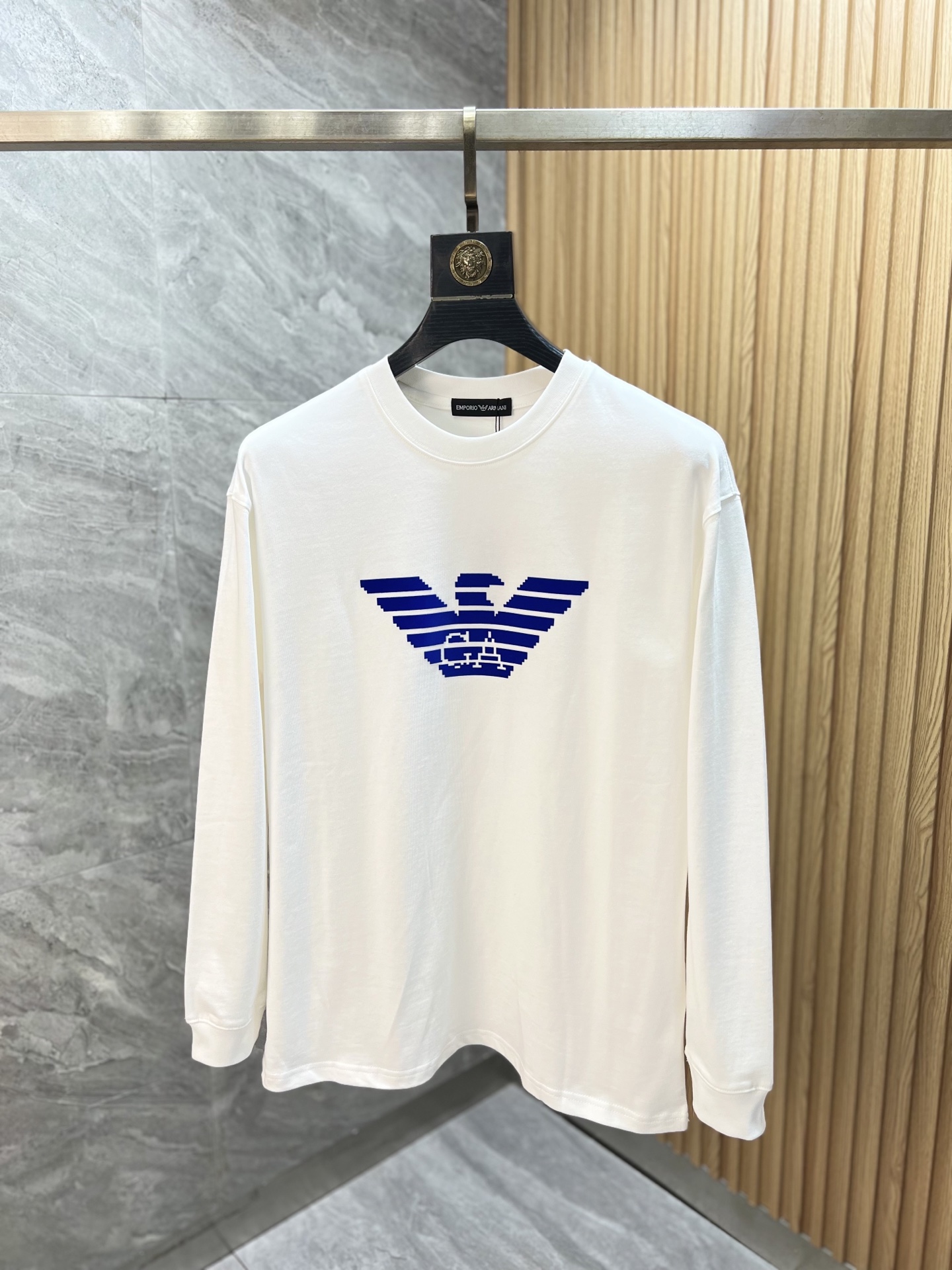 NO:609934,Armani/Armani 2025 new autumn and winter new products, complete with three labels, round neck long-sleeved bottoming shirt, good product, no need to introduce too much, look at the details, counter size S-XXL /140 recommended M,,armani,armani,alexander wang19860909Armani/阿玛尼 2025年秋冬新品上新 三标齐全 圆领长袖打底衫 好货不用过多介绍 看细节 专柜码数S-XXL /140建议M,,armani,armani,alexander wang,Men's clothing