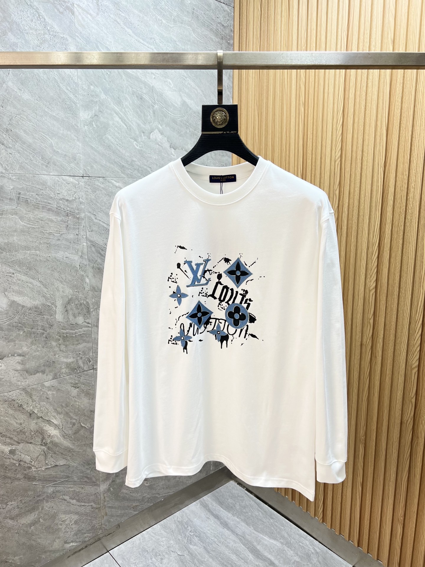 NO:623030,LV/Louis Vuitton 2025 autumn and winter new products, complete with three labels, round neck long-sleeved bottoming shirt, good product without too much introduction, look at the details, counter size M-XXXL /140 recommended L,, louis vuitton, louis vuitton, alexander wang19860909LV/路易威登 2025年秋冬新品上新 三标齐全 圆领长袖打底衫 好货不用过多介绍 看细节 专柜码数M-XXXL /140建议L,,louis vuitton,louis vuitton,alexander wang,Men's clothing