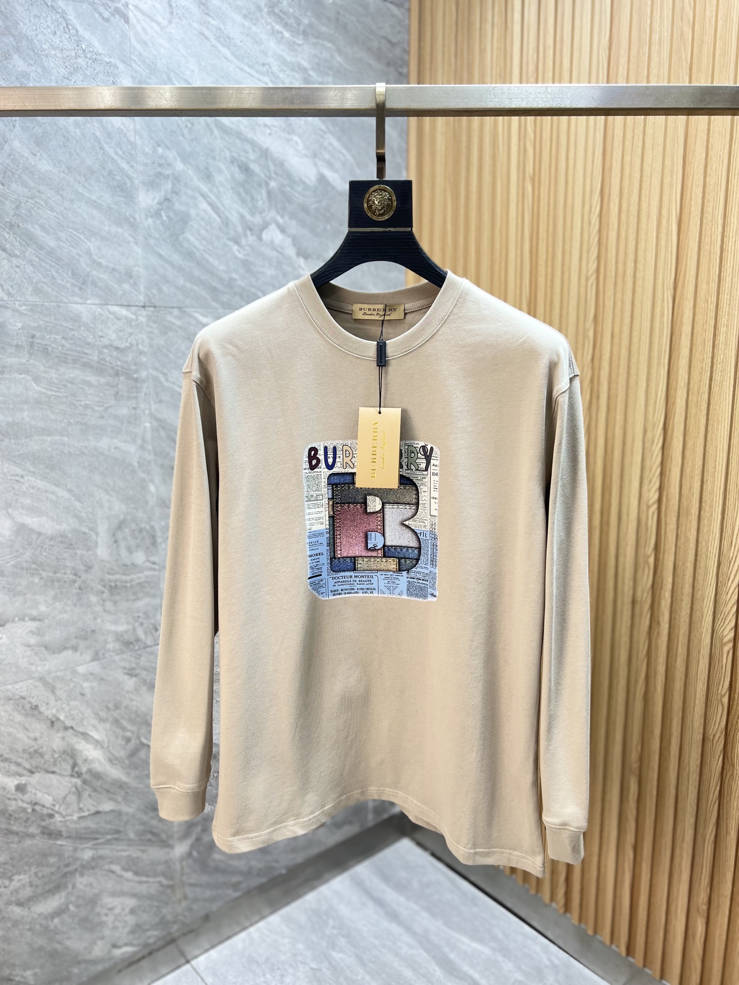 NO:623034,Burberry/Burberry 2025 new autumn and winter new products, complete with three labels, round neck long-sleeved bottoming shirt, good product, no need to introduce too much, look at the details, counter size M-XXXL /140 recommended L,, burberry, burberry, alexander wang19860909Burberry/巴宝莉 2025年秋冬新品上新 三标齐全 圆领长袖打底衫 好货不用过多介绍 看细节 专柜码数M-XXXL /140建议L,,burberry,burberry,alexander wang,Men's clothing