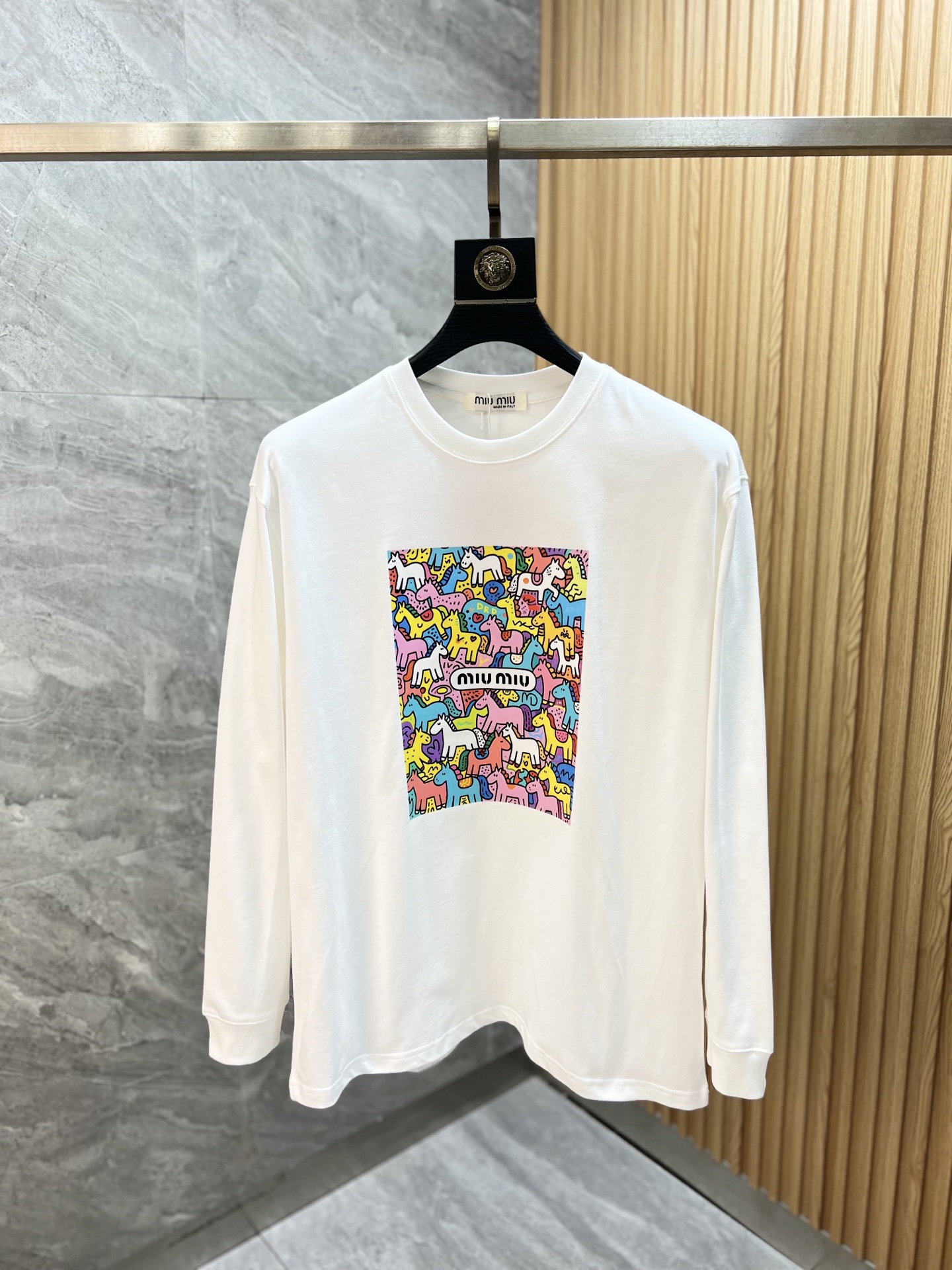 NO:623040,MiuMiu 2025 autumn and winter new products, complete with three labels, round neck long-sleeved bottoming shirt, good product, no need to introduce too much, look at the details, counter size M-XXXL /140, recommended L,,miumiu,alexander wang19860909MiuMiu 2025年秋冬新品上新 三标齐全 圆领长袖打底衫 好货不用过多介绍 看细节 专柜码数M-XXXL /140建议L,,miumiu,alexander wang,Men's clothing